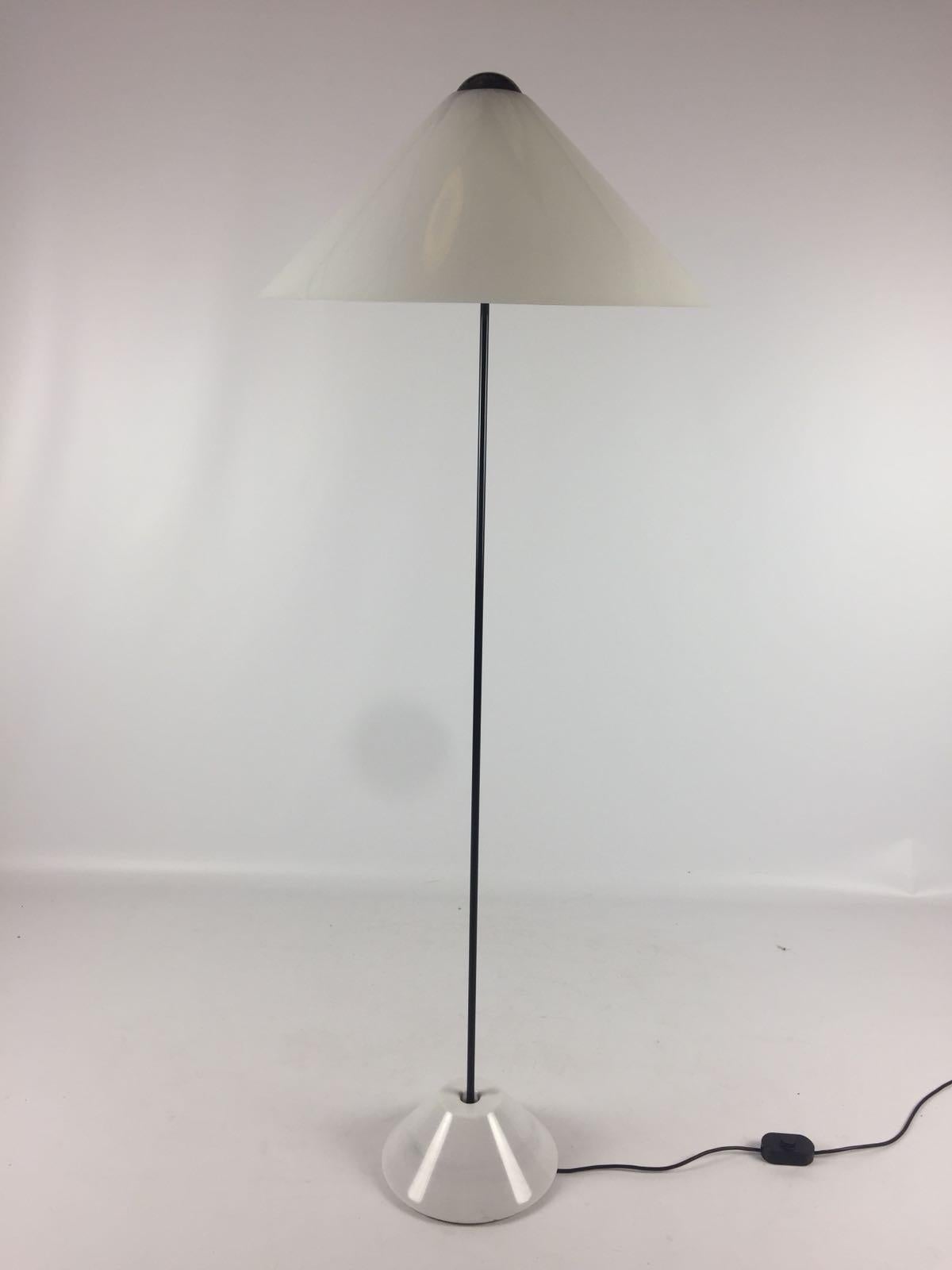 Très rare lampadaire conçu par Vico Magistretti pour O'luce, 1973. Ce lampadaire est de type 'Snow' et n'a été produit que pendant une très courte période, car il s'agissait d'une lampe très chère à l'époque. Cette lampe a un très bel abat-jour