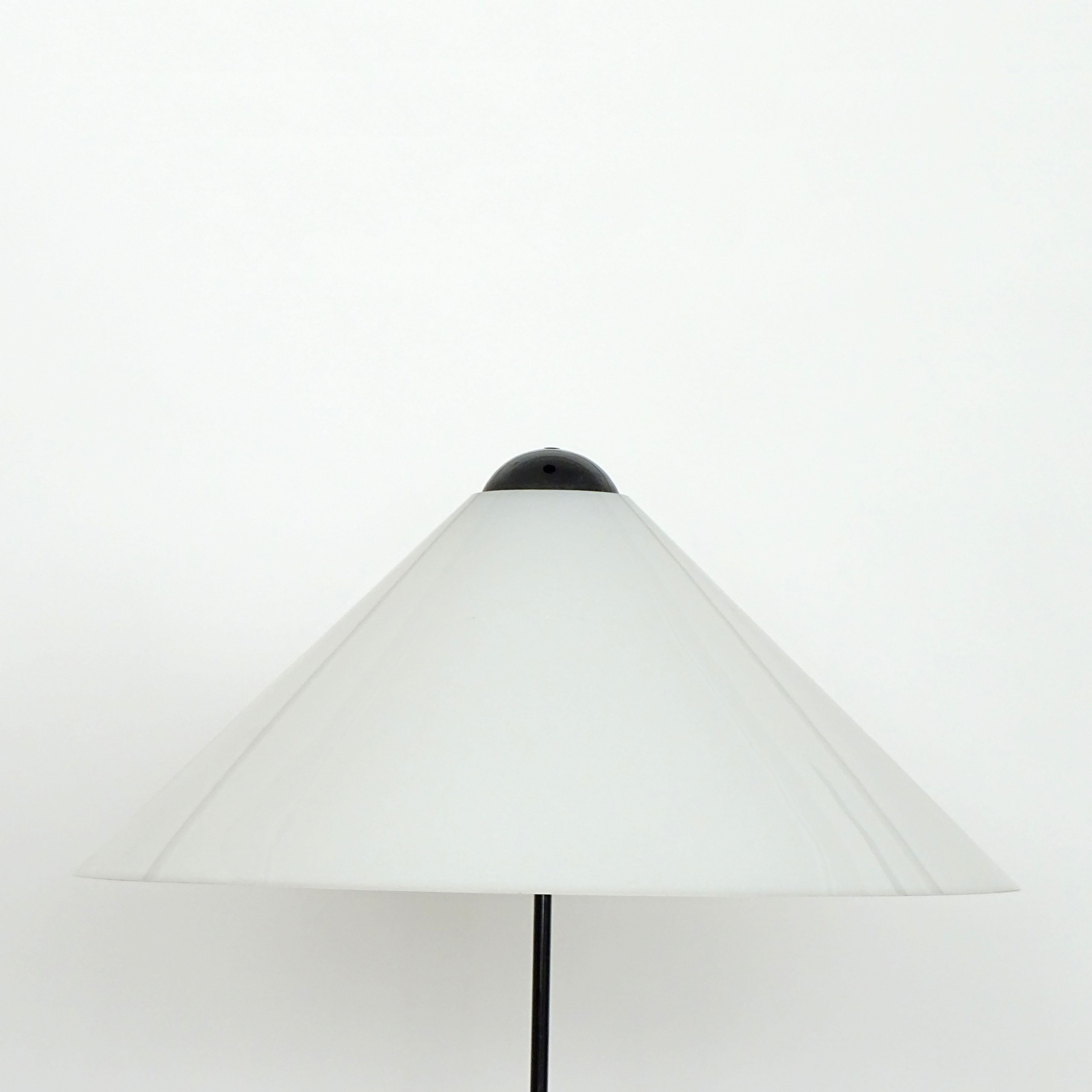 Splendida lampada da terra minimalista di Vico Magistretti per Oluce,
Model: Neve,
Italia 1973