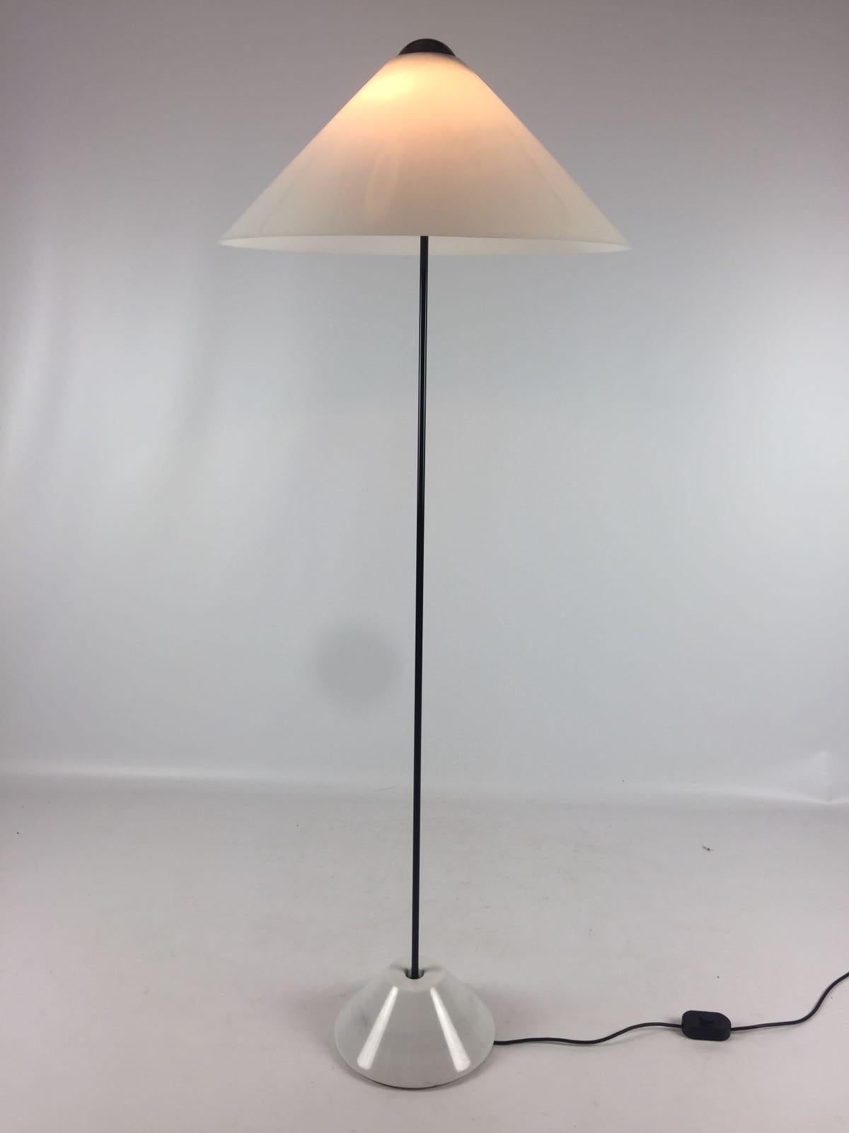 Vico Magistretti 'Snow' Floor Lamp for Oluce, Italy, 1973 In Good Condition For Sale In Oud Beijerland, NL