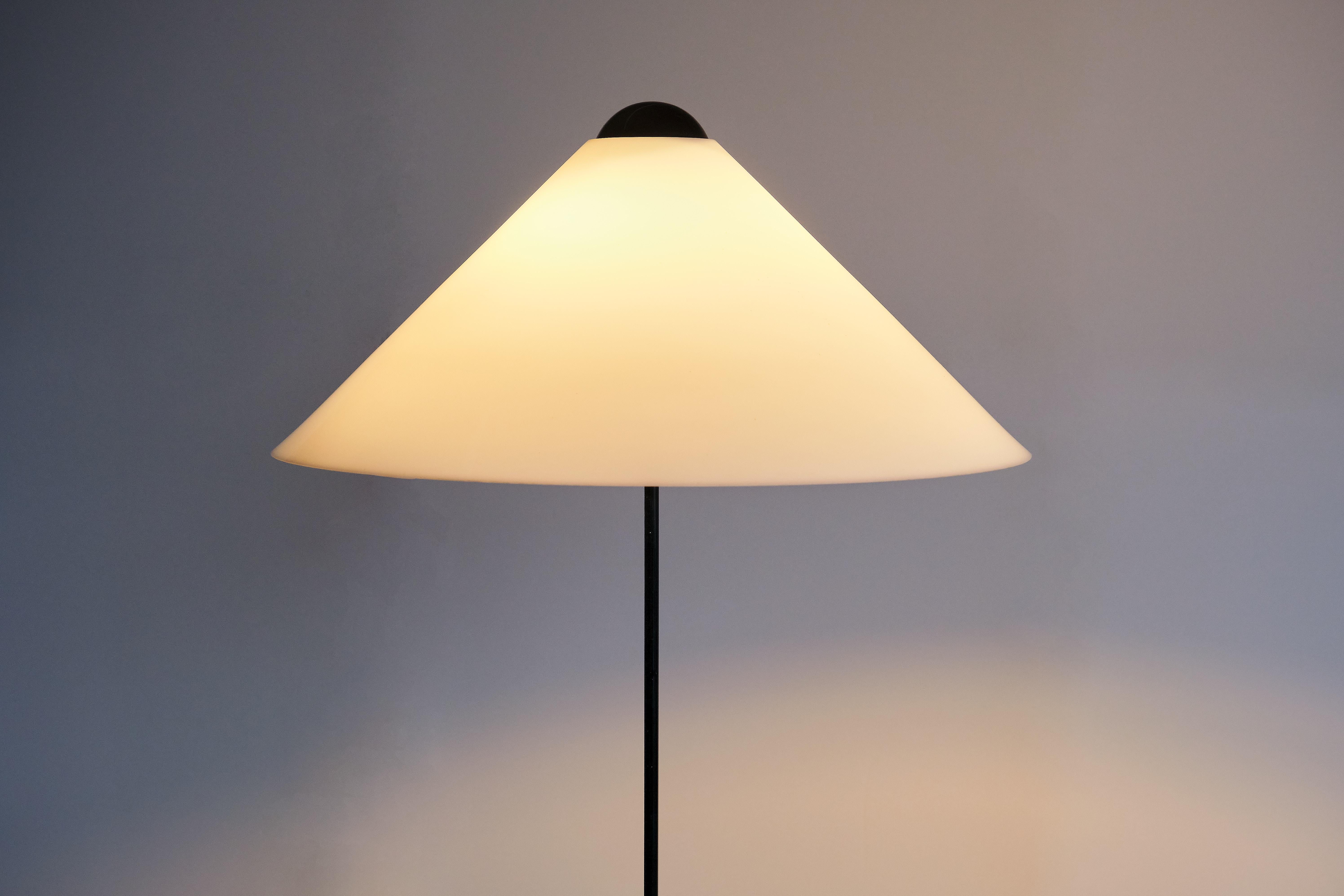 Vico Magistretti 'Snow' Floor Lamp in Metal and Marble, Oluce, Italy, 1973 In Good Condition For Sale In The Hague, NL