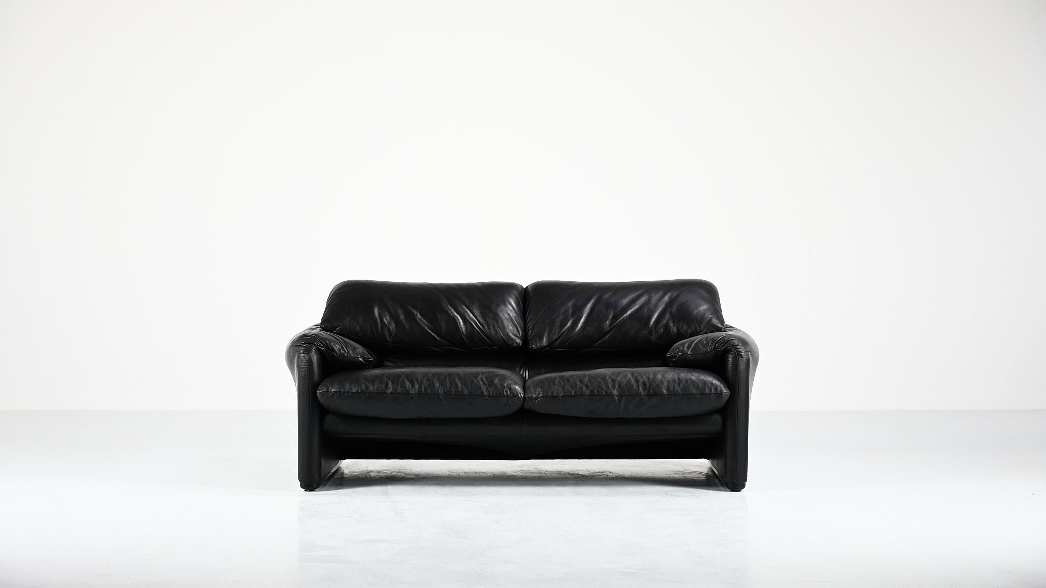 Sofa 675 “Maralunga”, by designer Vico Magistretti for Cassina. Iconic piece of contemporary design, the 675 series was first published in 1973 and won the Compasso d’Oro in 1979. Black leather showing small traces of use, very good overall