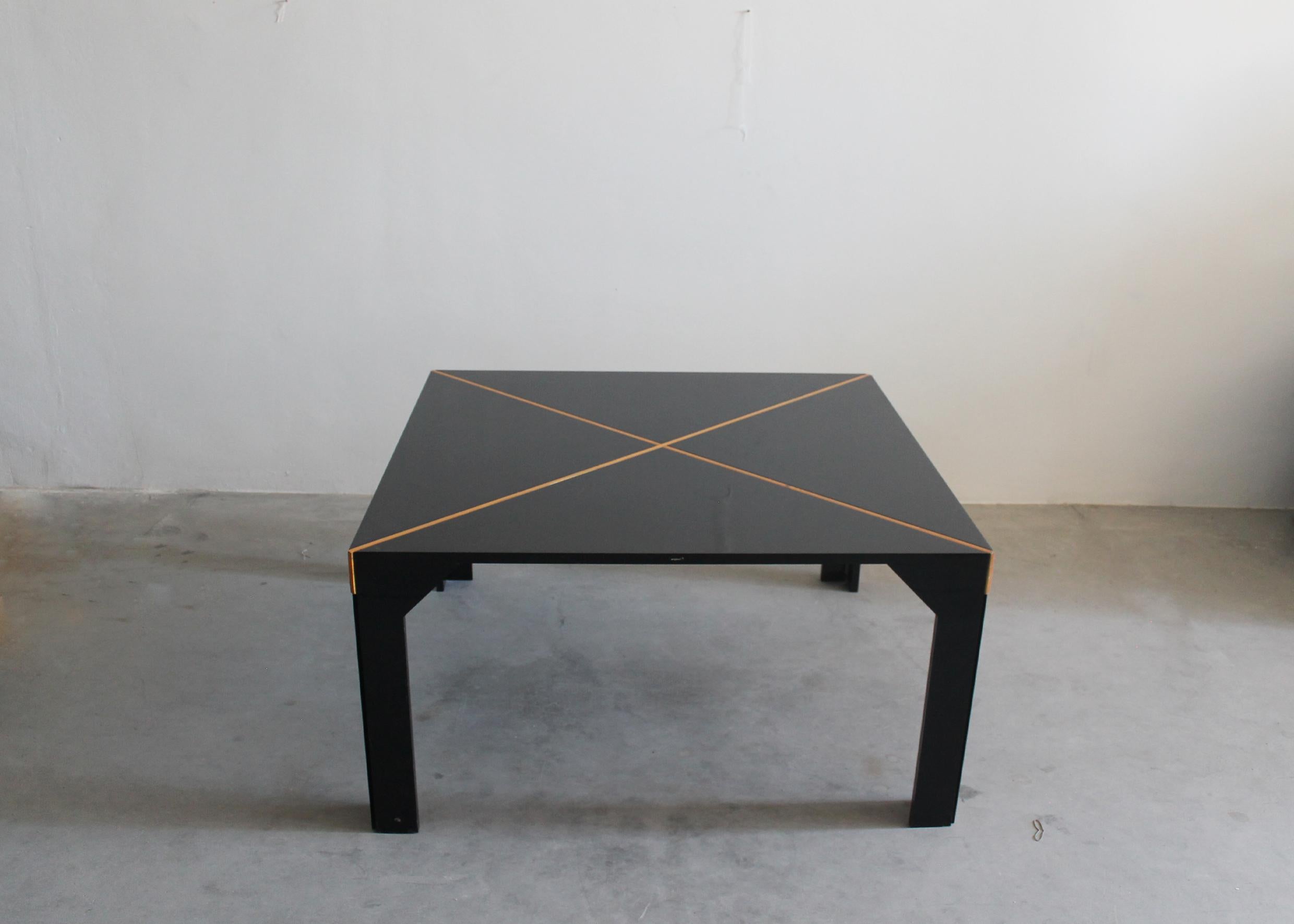 Quadratischer Tisch Modell Tema mit Struktur aus schwarz lackiertem Holz und diagonalen Einsätzen aus natürlichem Fichtenholz auf der Platte.
Entworfen von Vico Magistretti und hergestellt von B&B, 1973, Italien. 

Licterature: Un'industria per
