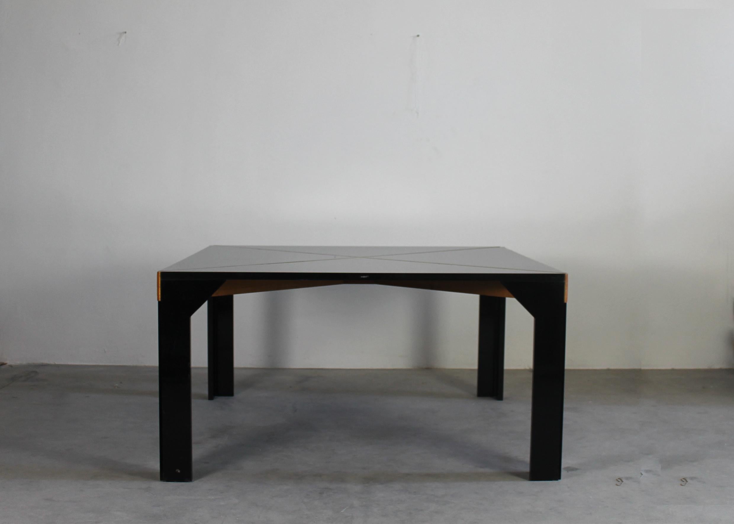 Quadratischer Vico Magistretti Tema-Tisch aus schwarz lackiertem Holz von B&B, 1970er Jahre (Moderne der Mitte des Jahrhunderts) im Angebot