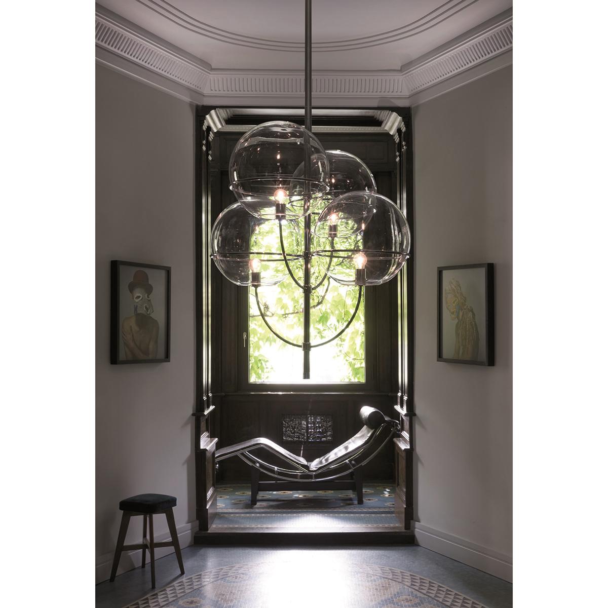 Suspension lamp 'Lyndon' designed by Vico Magistretti in 1977.
Indoor suspension lamp. Metal structure, globes in transparent glass. Manufactured by Oluce, Italy.

Lyndon is a project by Vico Magistretti created in 1977 and developed over the