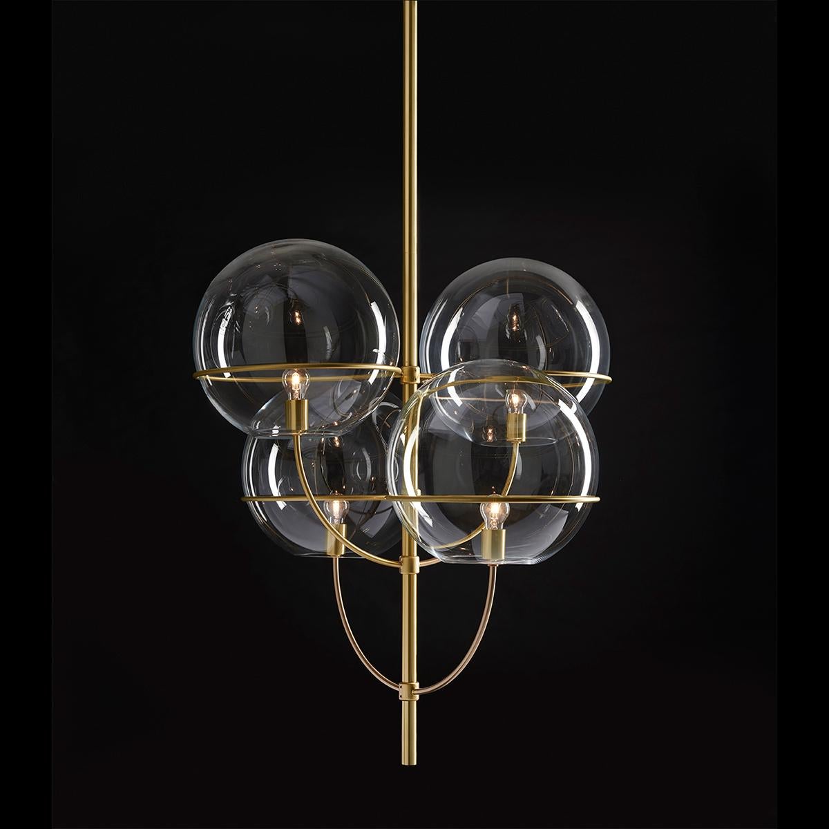 Suspension lamp 'Lyndon' designed by Vico Magistretti in 1977.
Indoor suspension lamp. Metal structure, globes in transparent glass. Manufactured by Oluce, Italy.

Lyndon is a project by Vico Magistretti created in 1977 and developed over the