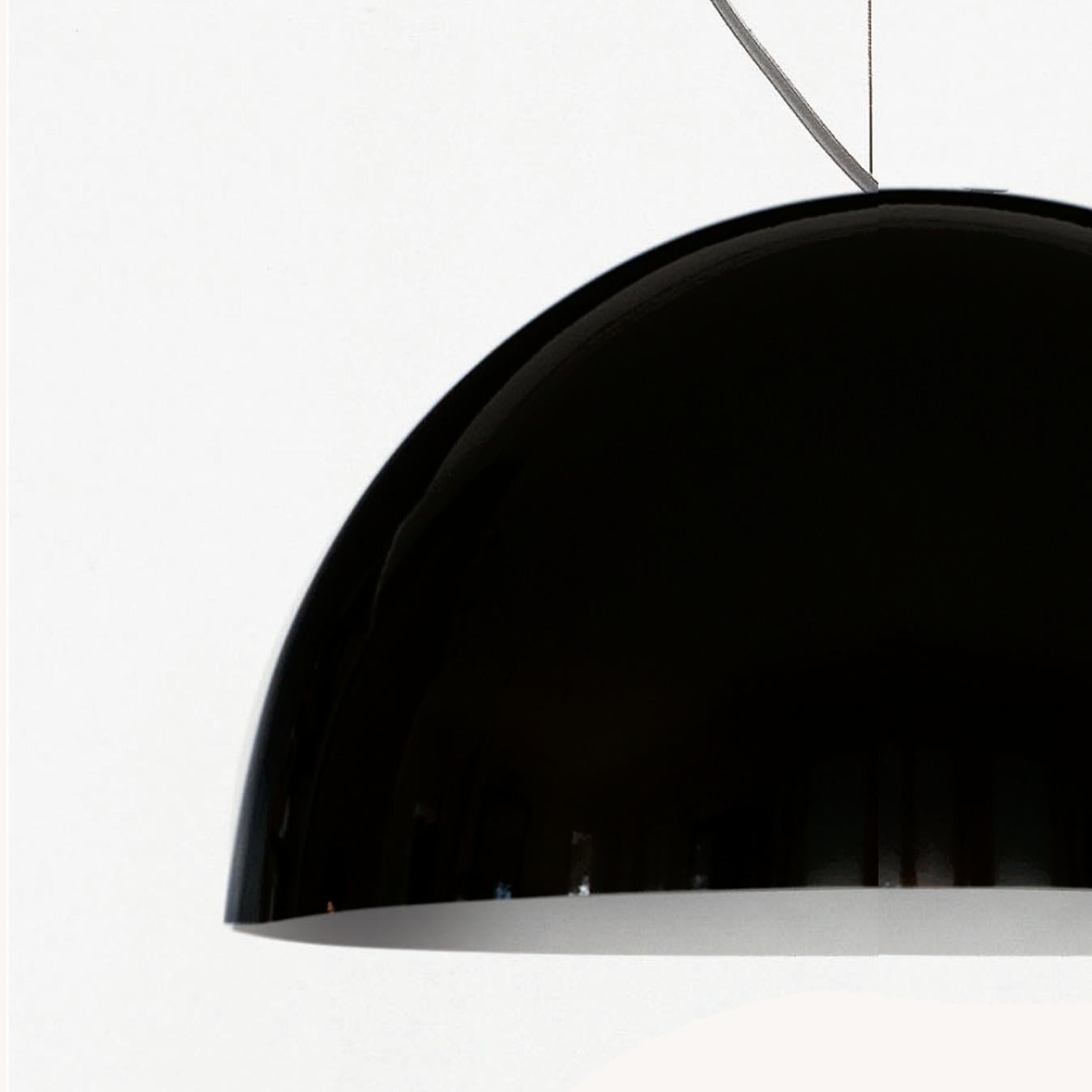Lampada a sospensione 'Sonora' disegnata da Vico Magistretti nel 1976.
Lampada a sospensione a luce diretta e diffusa in PMMA soffiato. Prodotto da Oluce, Italia.

La storia di Sonora è quella di una forma geometrica pura, perseguita da Magistretti
