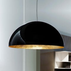 Lampada a sospensione 'Sonora' di Vico Magistretti con esterno nero e interno oro di Oluce