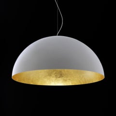 Lámpara de suspensión Vico Magistretti 'Sonora' blanca por fuera y dorada por dentro by Oluce