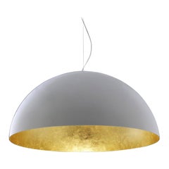 Lampada a sospensione 'Sonora' di Vico Magistretti con esterno bianco e interno oro di Oluce