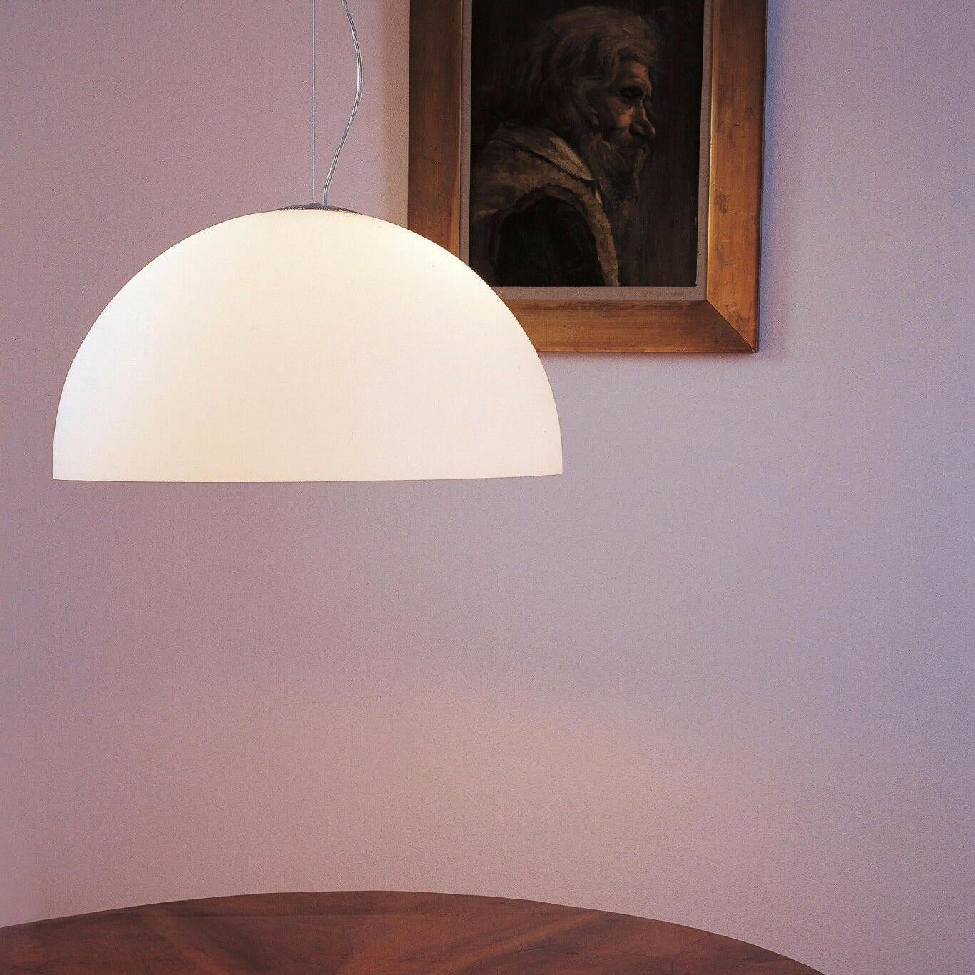 Mid-Century Modern Lampes à suspension Sonora de Vico Magistretti en verre opalin blanc par Oluce en vente
