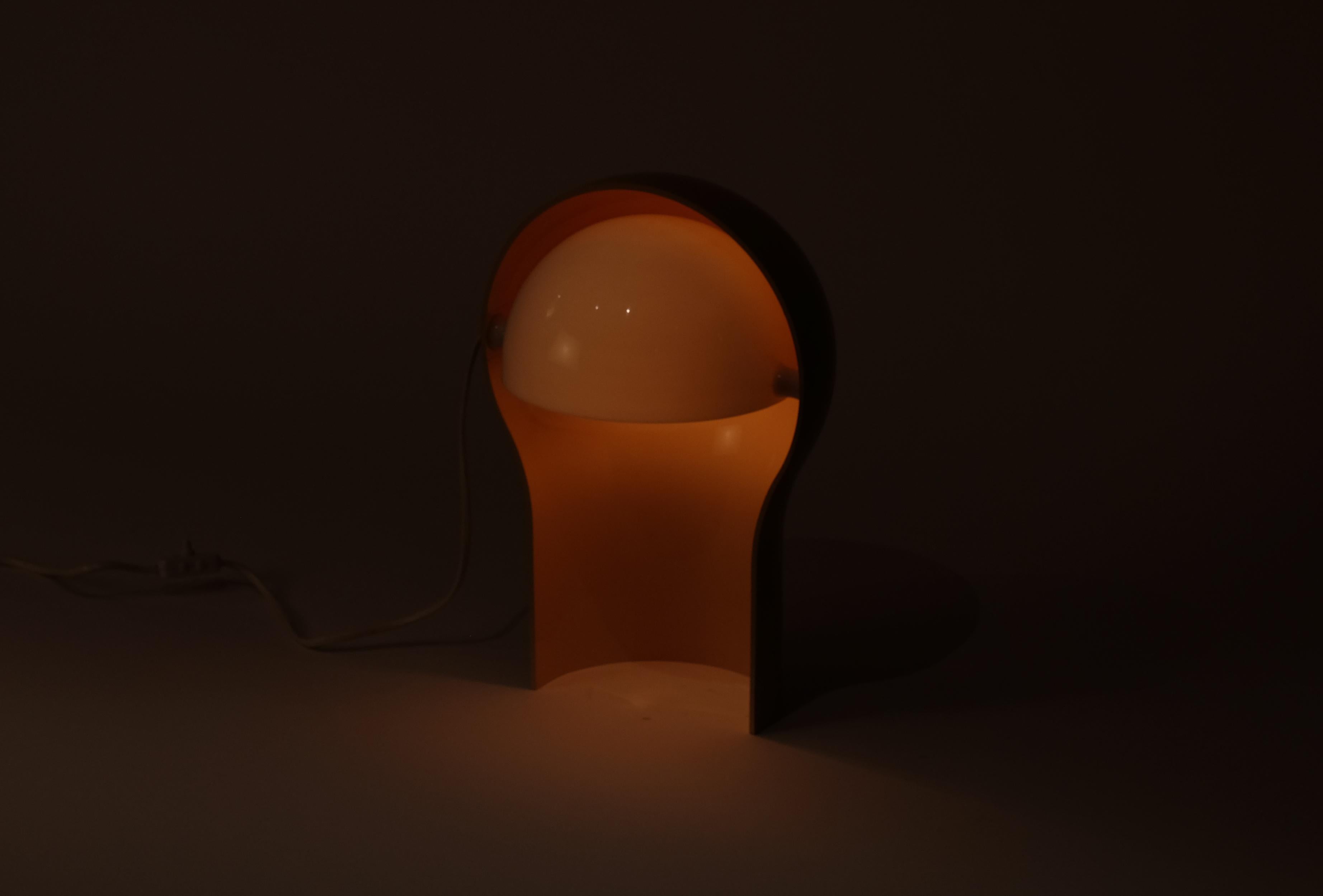 Lampe de table Telegono originale conçue en 1968 par Vico Magistretti pour Artemide, Italie. 
L'abat-jour intérieur hémisphérique blanc pâle est orientable. 

