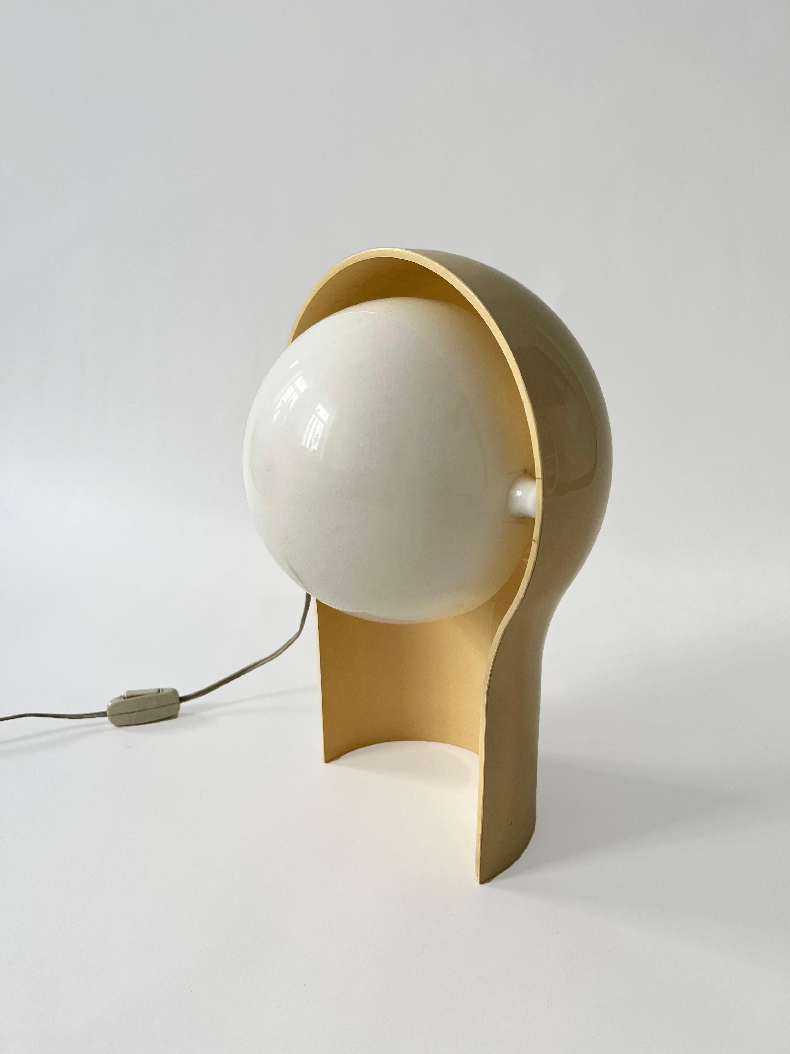 Original Telegono Tischleuchte von Vico Magistretti für Artemide 1968. In ziemlich gebrauchtem Originalzustand. Der italienische Klassiker hat einen cremegelben Rahmen und einen beweglichen Schirm in Cremeweiß, der in jeder Position hält. Alle Teile
