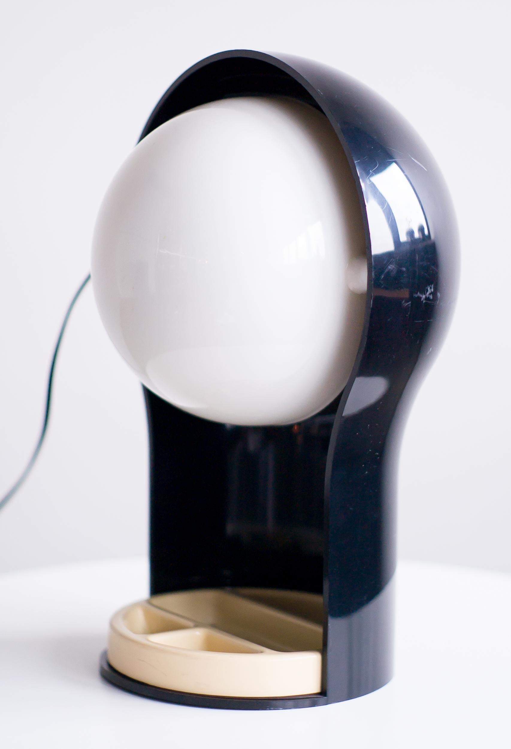 Acrylic table or desk lamp designed by Vico Magistretti for Artemide.
Wiring suitable for use in the USA.