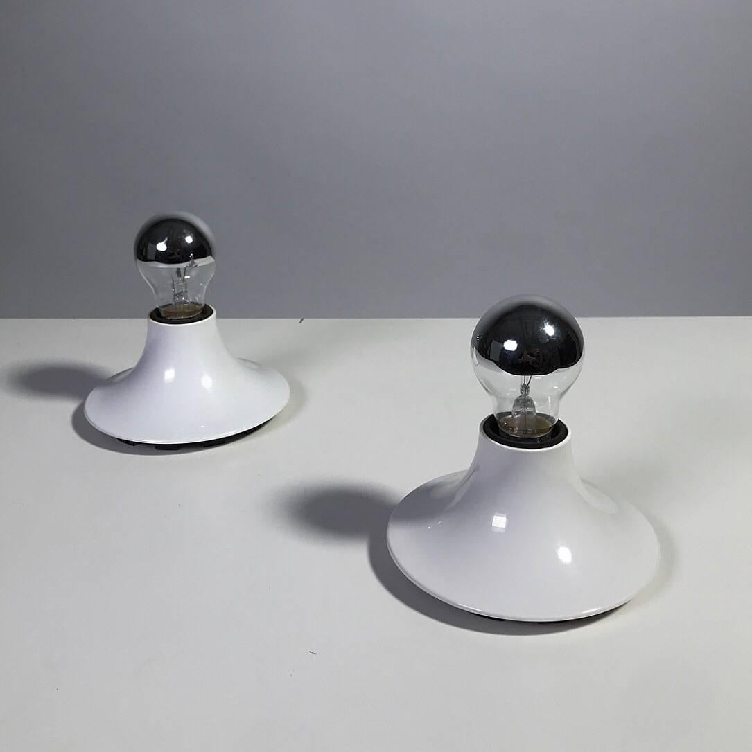 The cool Teti wall or ceiling light designed by Vico Magistretti in 1967 for Artemide Milano, Italy.

Early edition Teti fixture “patent pending” applied (please see picture). 

Mint condition. 

We do have seven singles at the moment - price