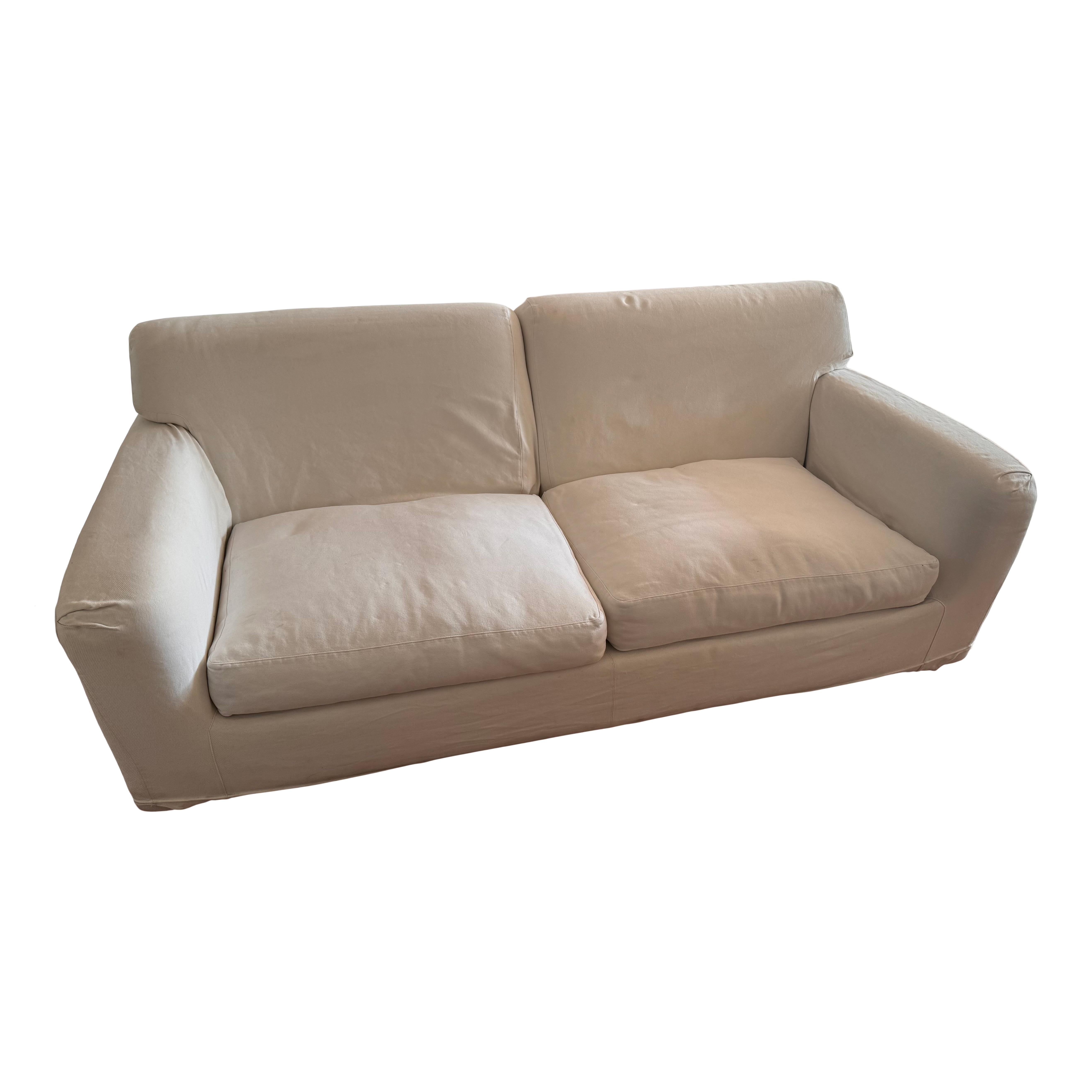 Hovercraft is a two-seater sofa with a wooden frame and internal padding made of polyurethane foam. The down cushions are reinforced with polyurethane foam, and the upholstery is fully removable. The sofa also features adjustable feet.
The sofa