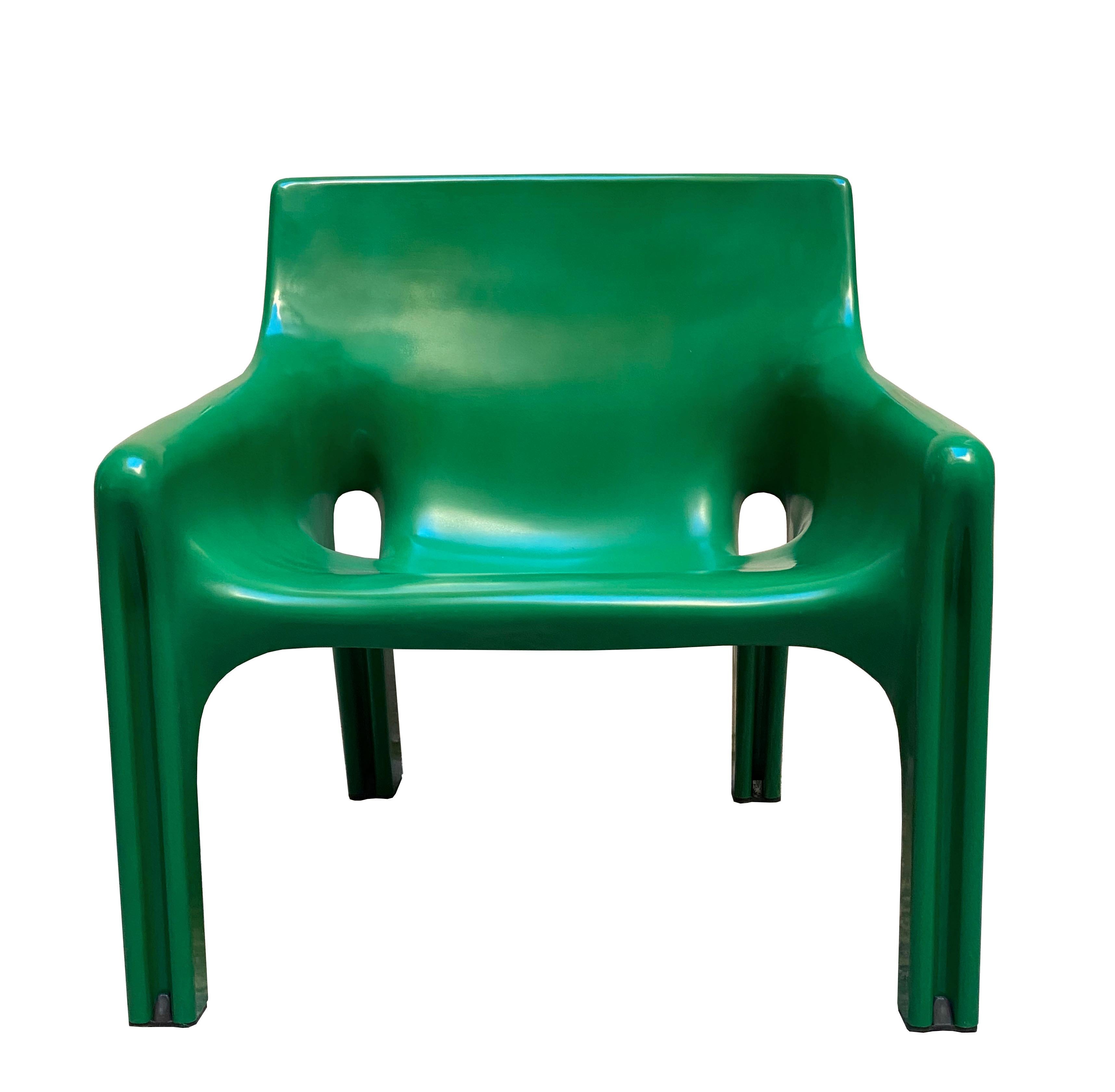 Vicario armchair by Vico Magistretti for Artemide 1970s. The armchair is made of ABS and has fluid forms that give it a perfect balance of design, functionality and comfort. Very small signs of use, excellent condition.