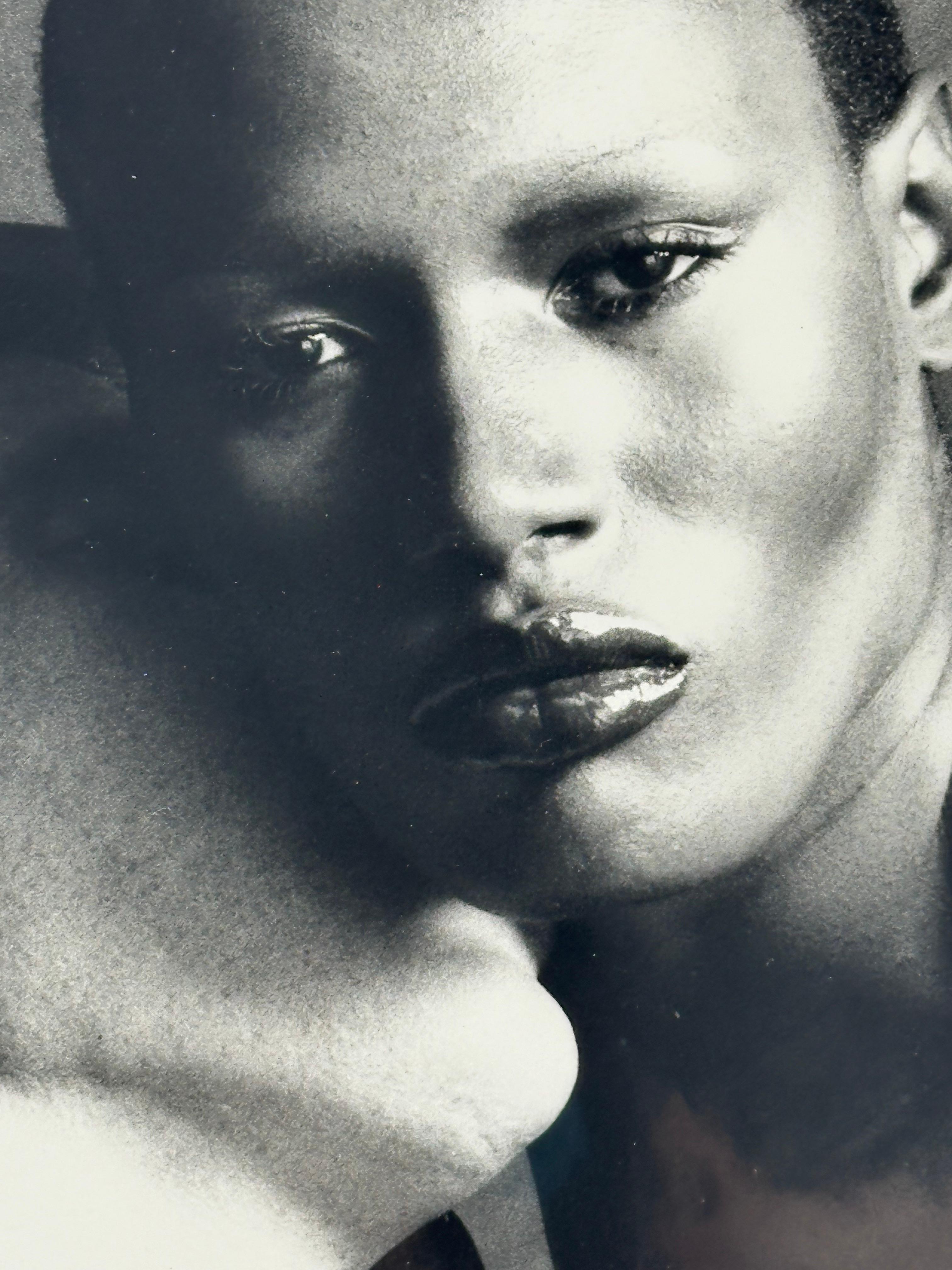 Grace Jones pour After Dark - Réalisme Photograph par Victor Arimondi