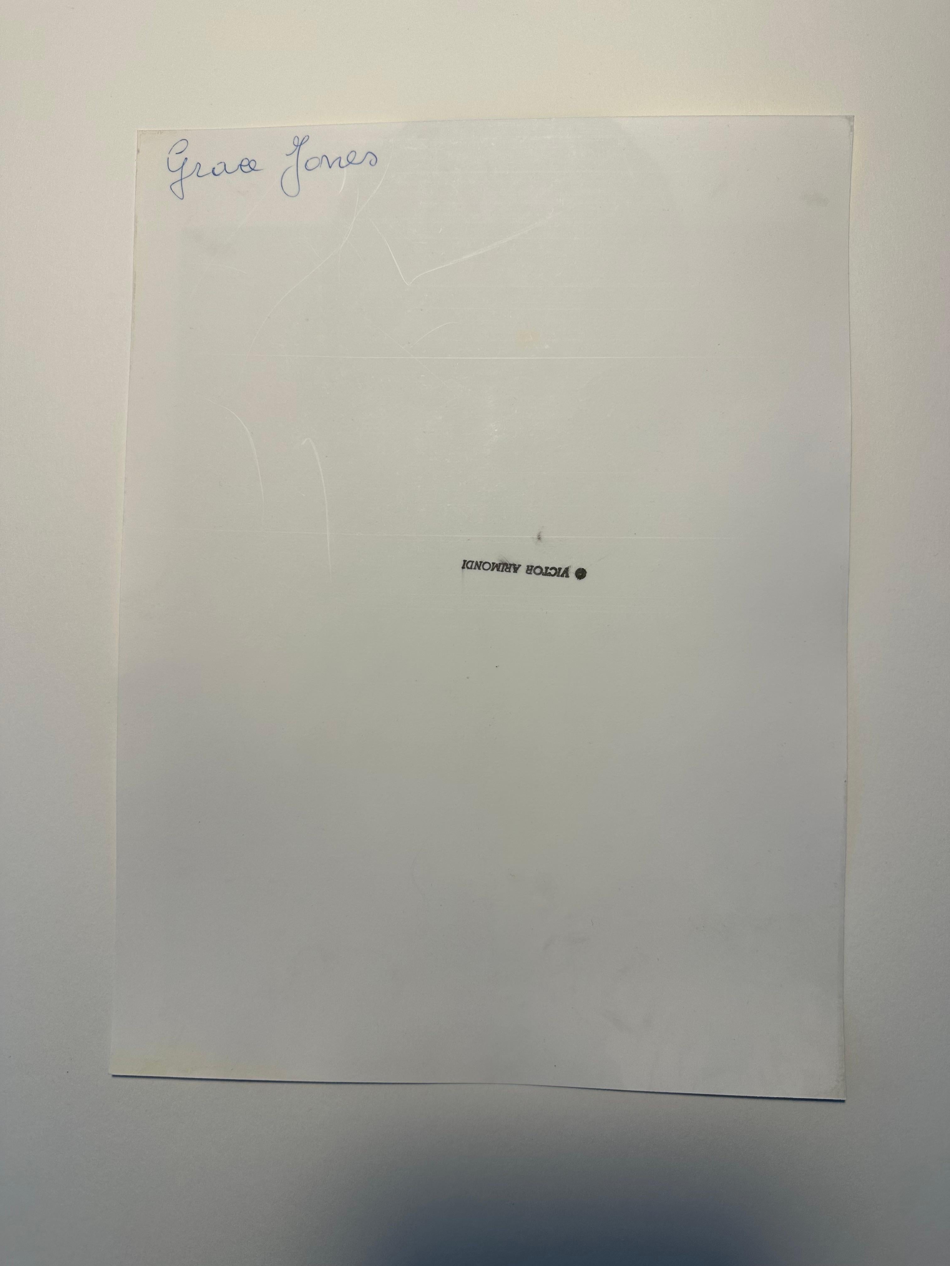 Victor Arimondi (1942-2001). Portrait de Grace Jones, 1975. Le tirage d'époque mesure 8,5 x 11,25 pouces ; 10 x 13 pouces encadré. Cachet du Studio de l'Artistics au verso.  

Une image de cette même séance photo a été utilisée pour publication dans