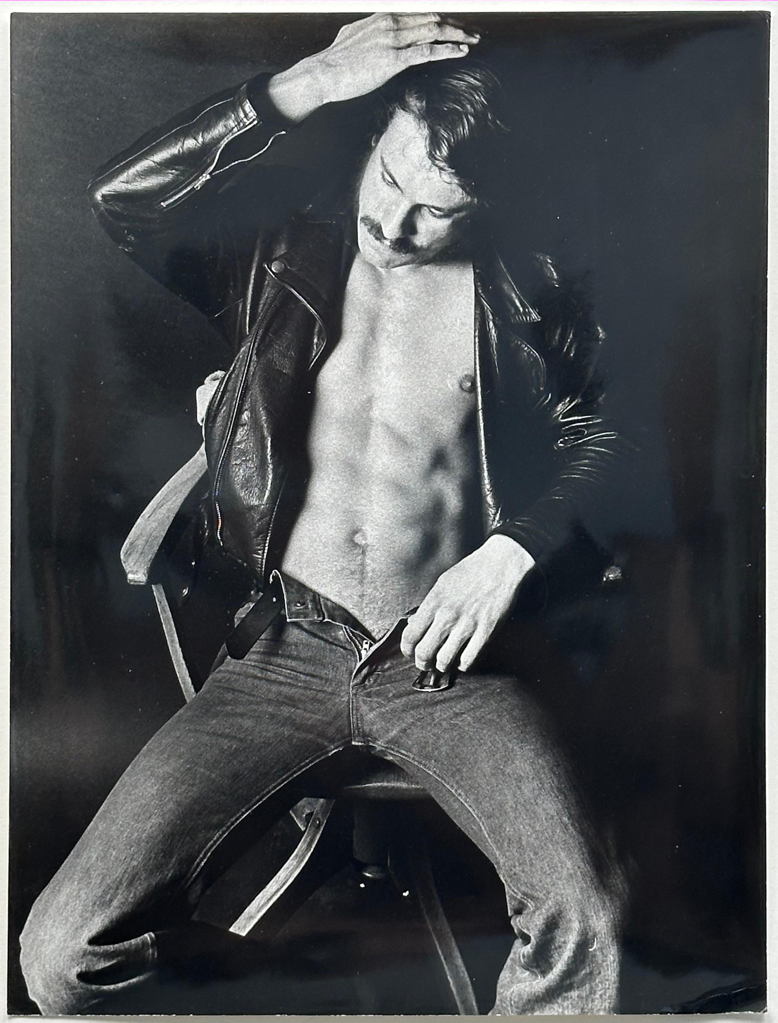 Victor Arimondi Portrait Photograph – Porträt eines Mannes aus Denim