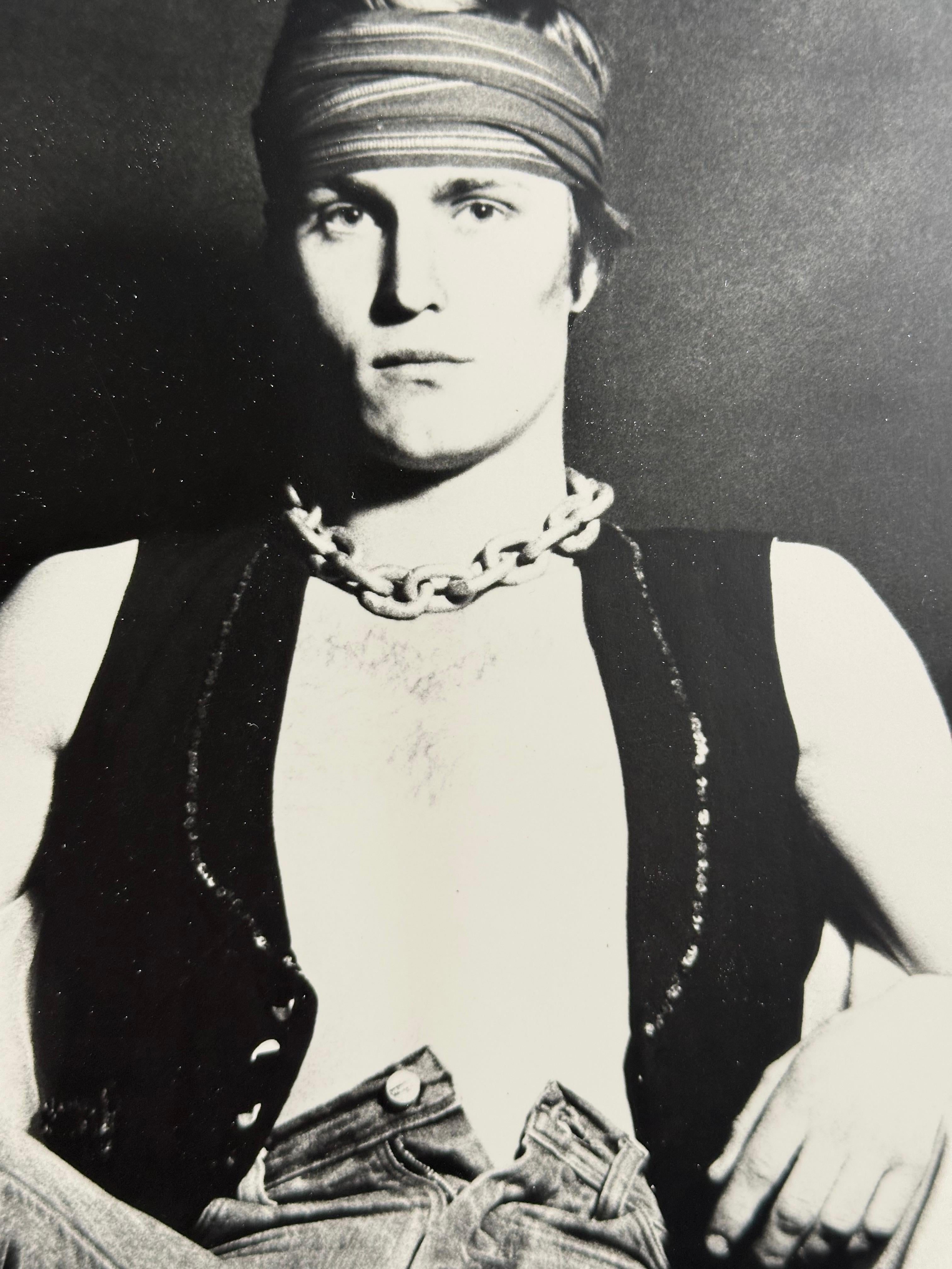 Portrait d'un modèle avec une chaîne - Photograph de Victor Arimondi