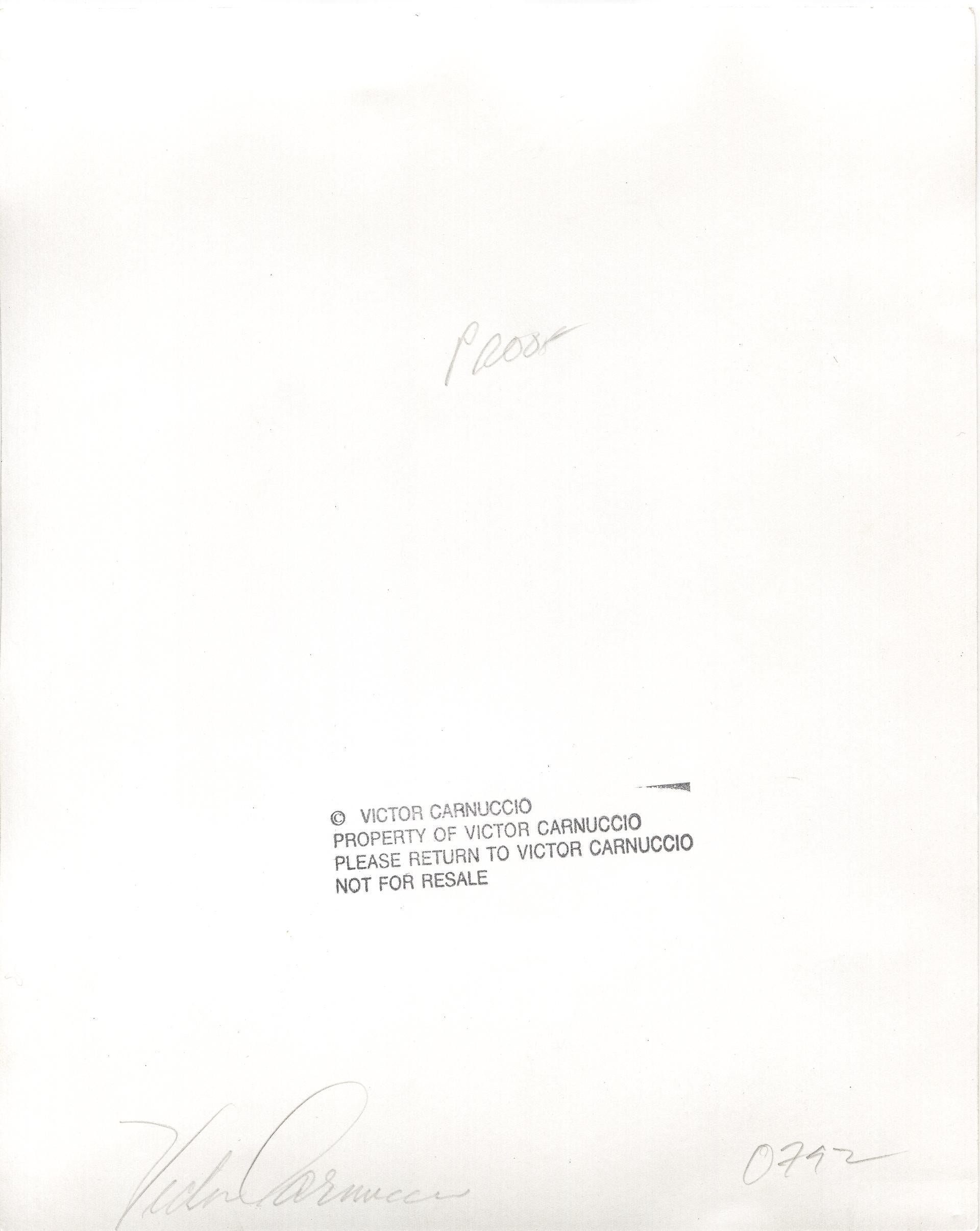 Untitled (Man with Arms Crossed), photographie en noir et blanc de Victor Carnuccio en vente 1