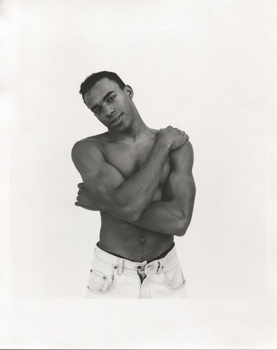 Untitled (Man with Arms Crossed), photographie en noir et blanc de Victor Carnuccio en vente 3