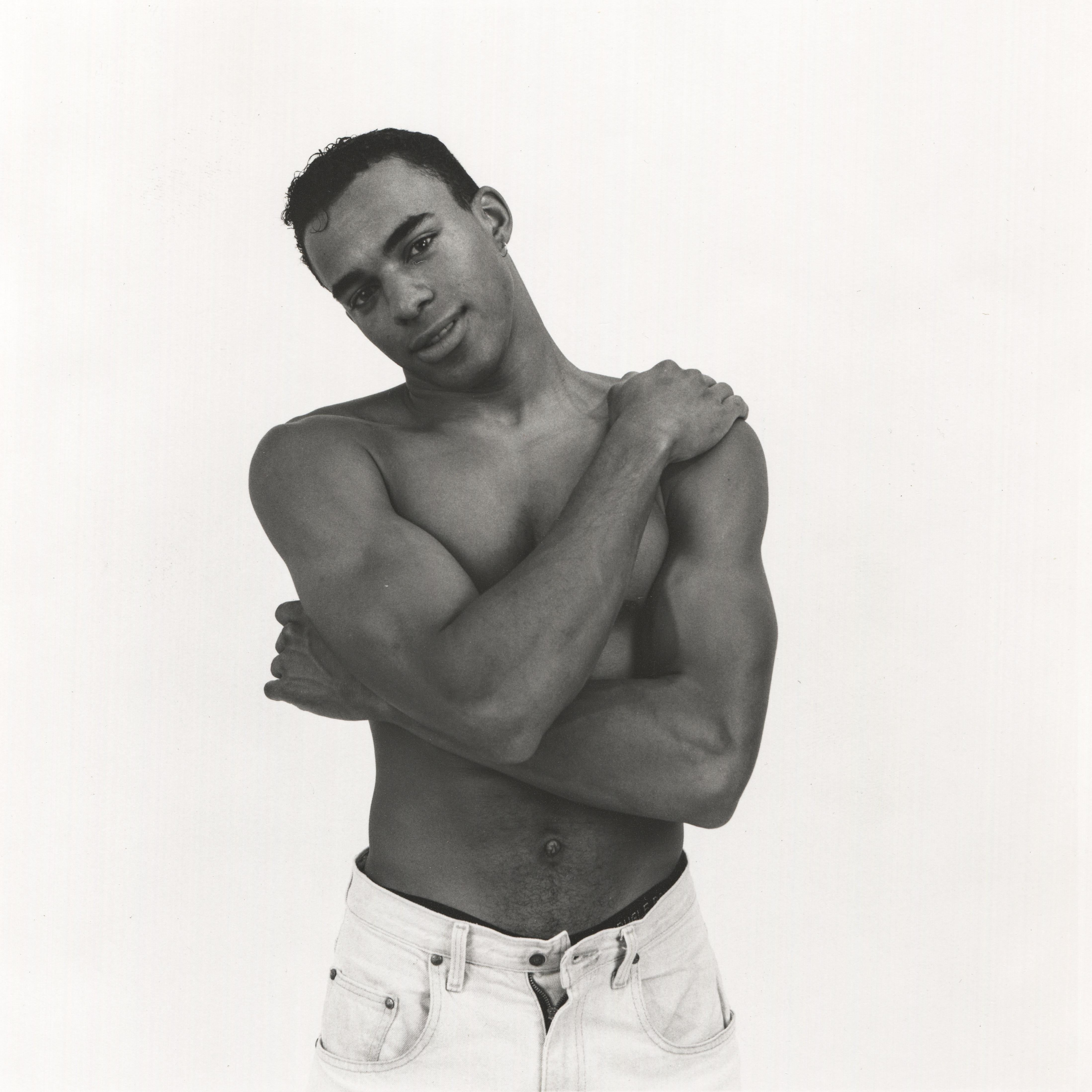 Sans titre (Homme aux bras croisés)
1992

Signé, daté et inscrit au verso ; également cachet de l'artiste au verso.

Tirage gélatino-argentique

10 x 8 pouces, feuille
7.375 x 7.375 pouces, image

Victor Carnuccio est un photographe accompli avec