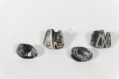 Victor Cerrato Ganci per cappotti in ceramica, ferro e ottone ossidato color canna di fucile