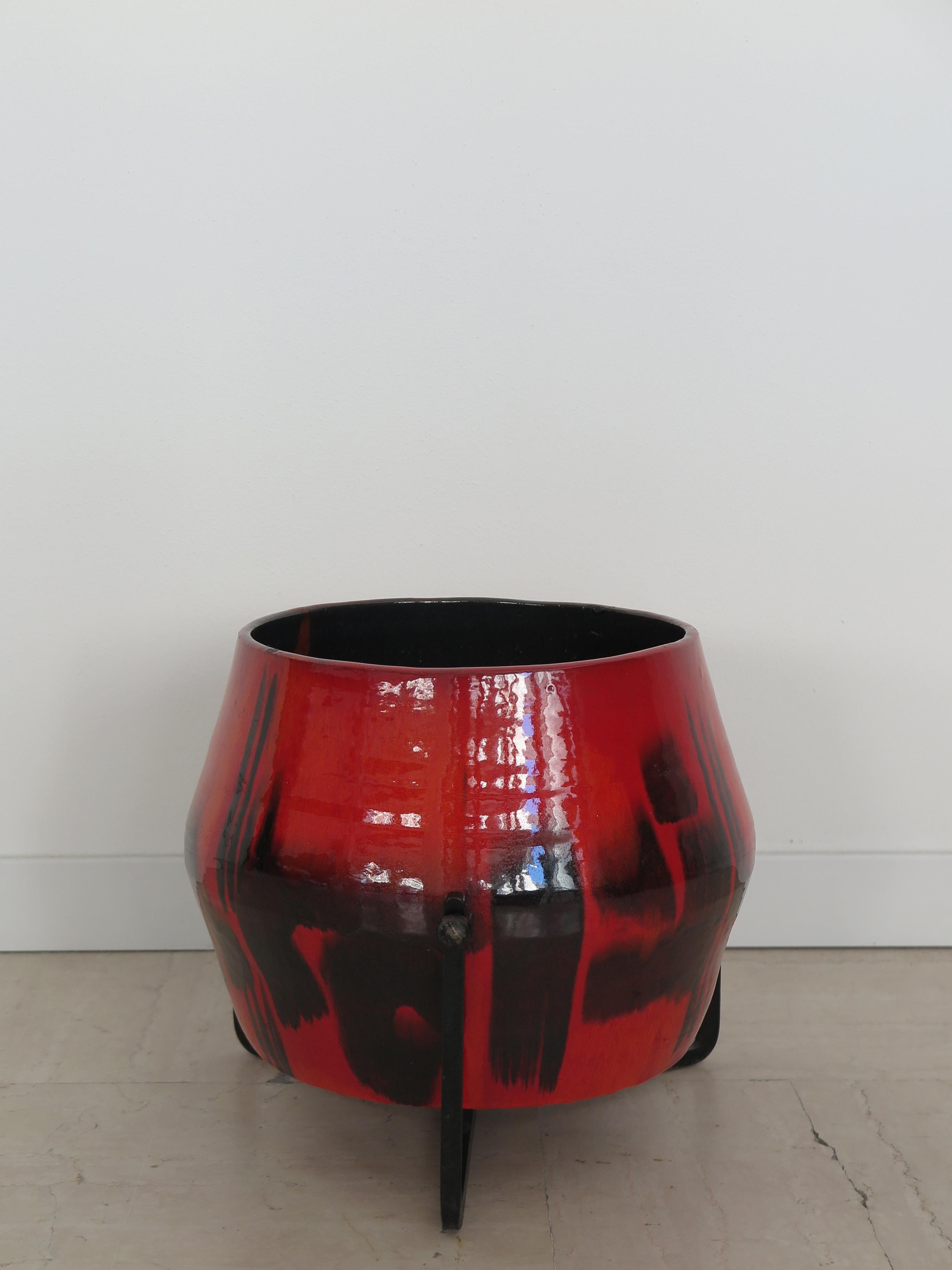 Vaso portavaso in ceramica smaltata rossa e nera con base in metallo verniciato nero, design dello scultore e ceramista italiano Victor Cerrato.  per Atelier A Cerrato, produzione italiana anni '60

Lo scultore e ceramista Victor (Vittorio) Cerrato,