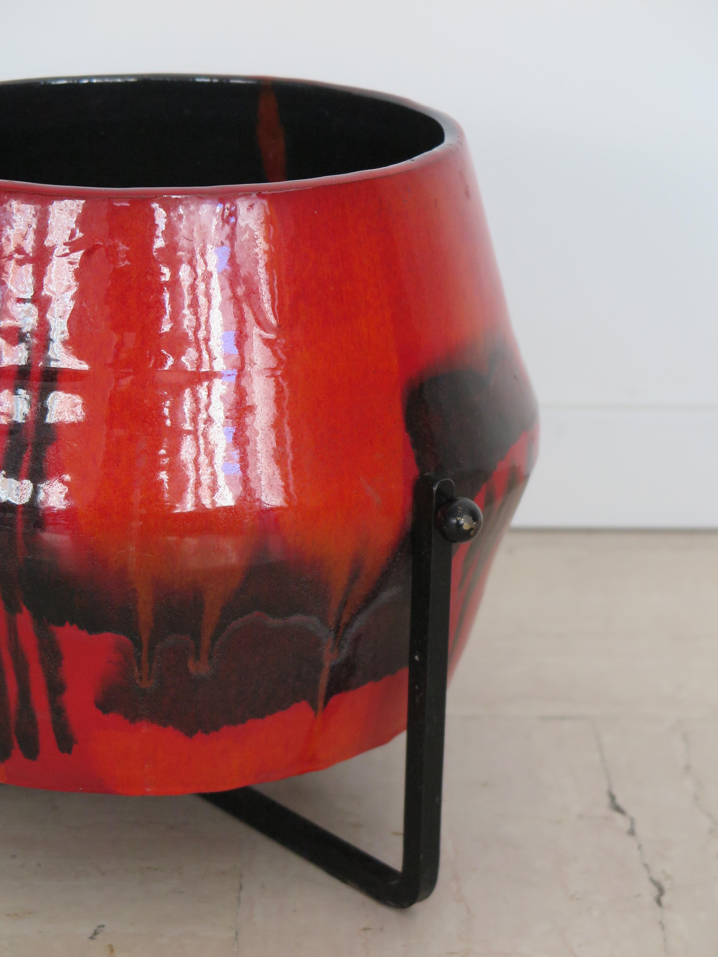Victor Cerrato Portavaso in ceramica rossa e nera del Midcentury 1960s In condizioni buone in vendita a Reggio Emilia, IT