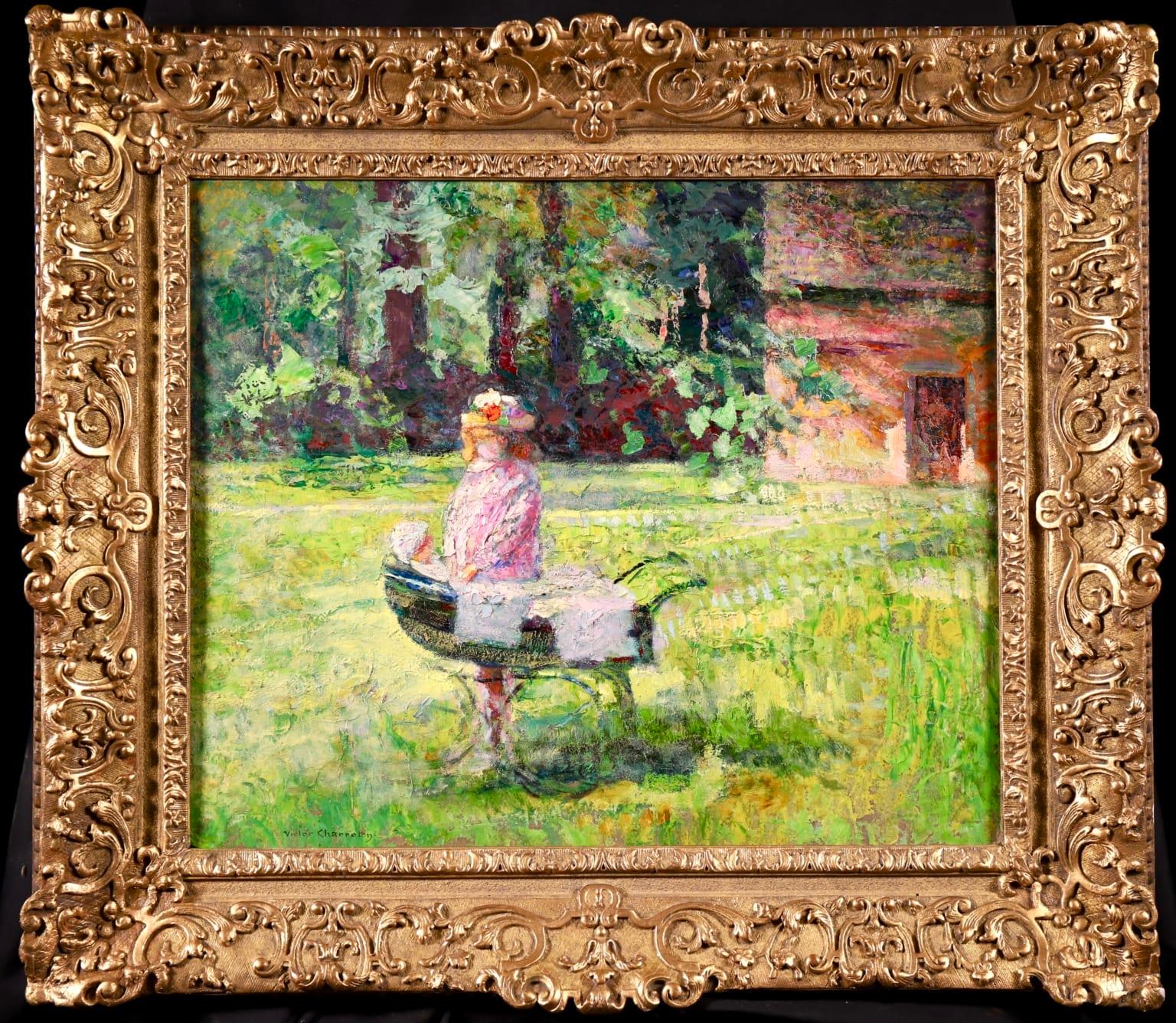 Figure dans un paysage signé, huile sur carton vers 1910 par le célèbre peintre post-impressionniste français Victor Charreton. Cette charmante pièce représente une jeune fille en robe et chapeau roses jouant avec une poupée dans un landau. Elle se