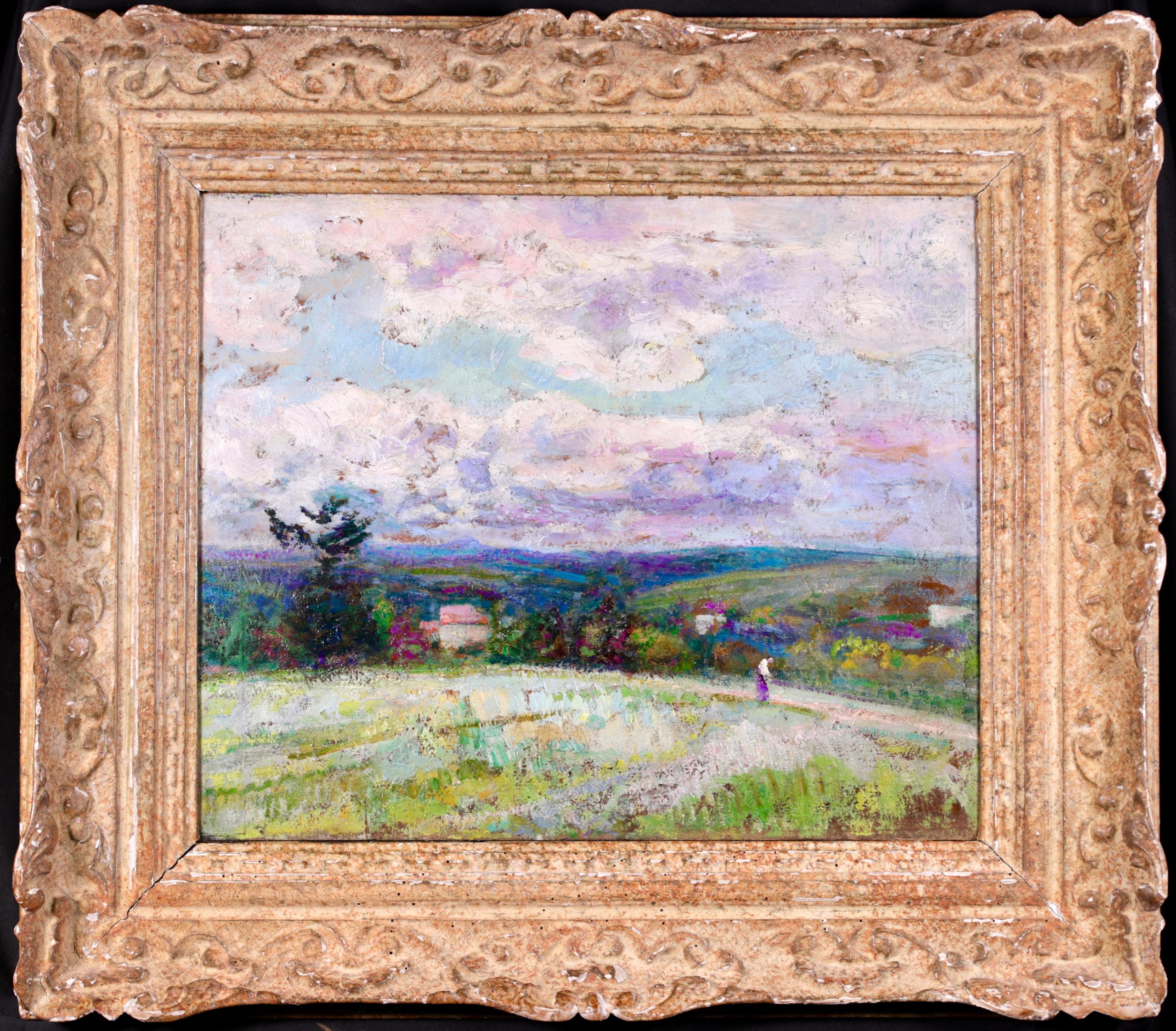 Schönes signiertes Öl auf Karton Landschaft circa 1920 von gesucht nach post impressionistischen Maler Victor Charreton. Das Werk zeigt eine Figur, die durch grüne, hügelige Felder mit Häusern in der Ferne geht, während Wolken in Blau-, Violett- und