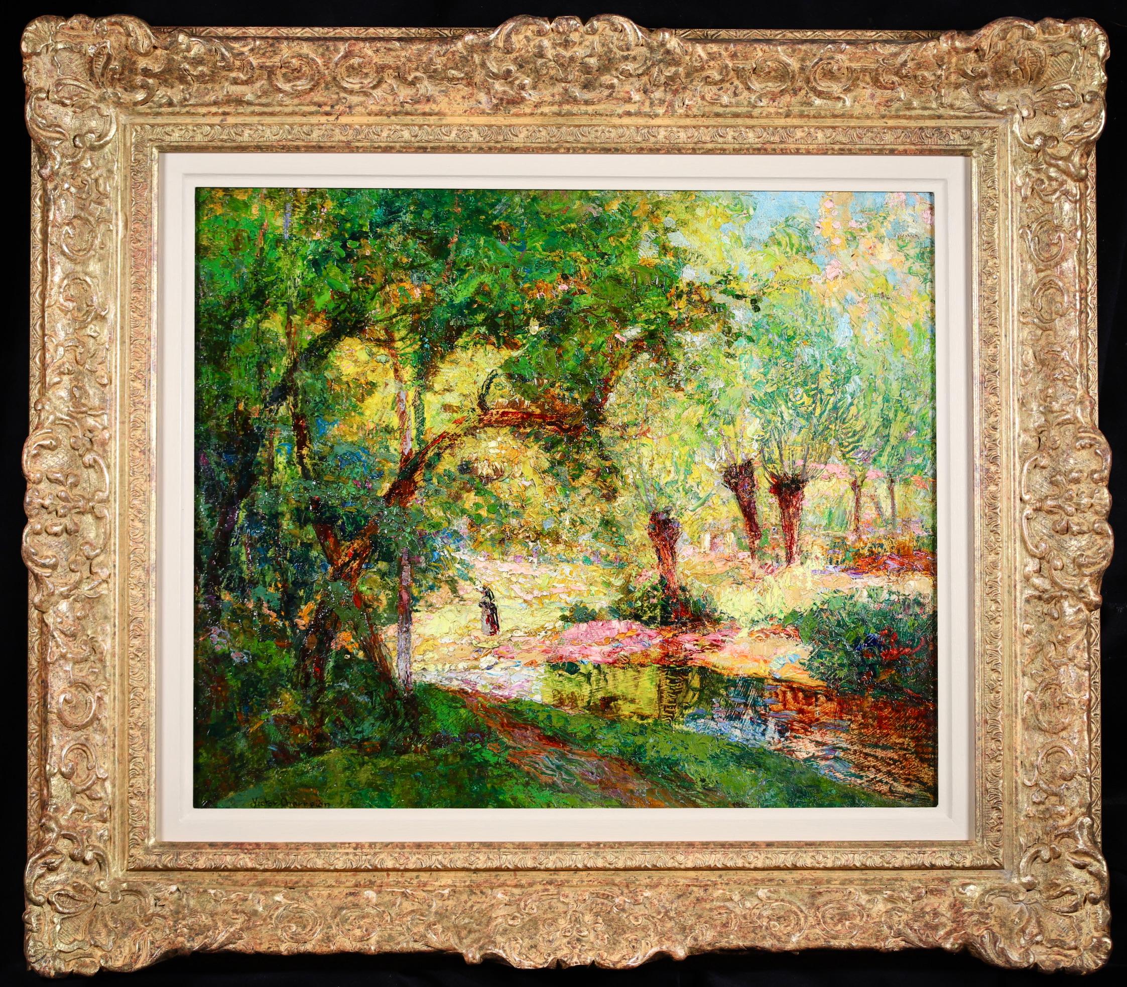 Signierte Figur in Landschaft Öl auf Karton circa 1910 von Französisch Post-Impressionist Maler Victor Charreton. Das Werk zeigt eine einsame Figur, die an einem hellen Sommertag in einem Waldgebiet an einem Bach entlang spaziert. Das Werk ist