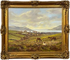 Pferde auf Feldern mit Blick auf einen See in irischer Landschaft von Knstler aus dem 20. Jahrhundert