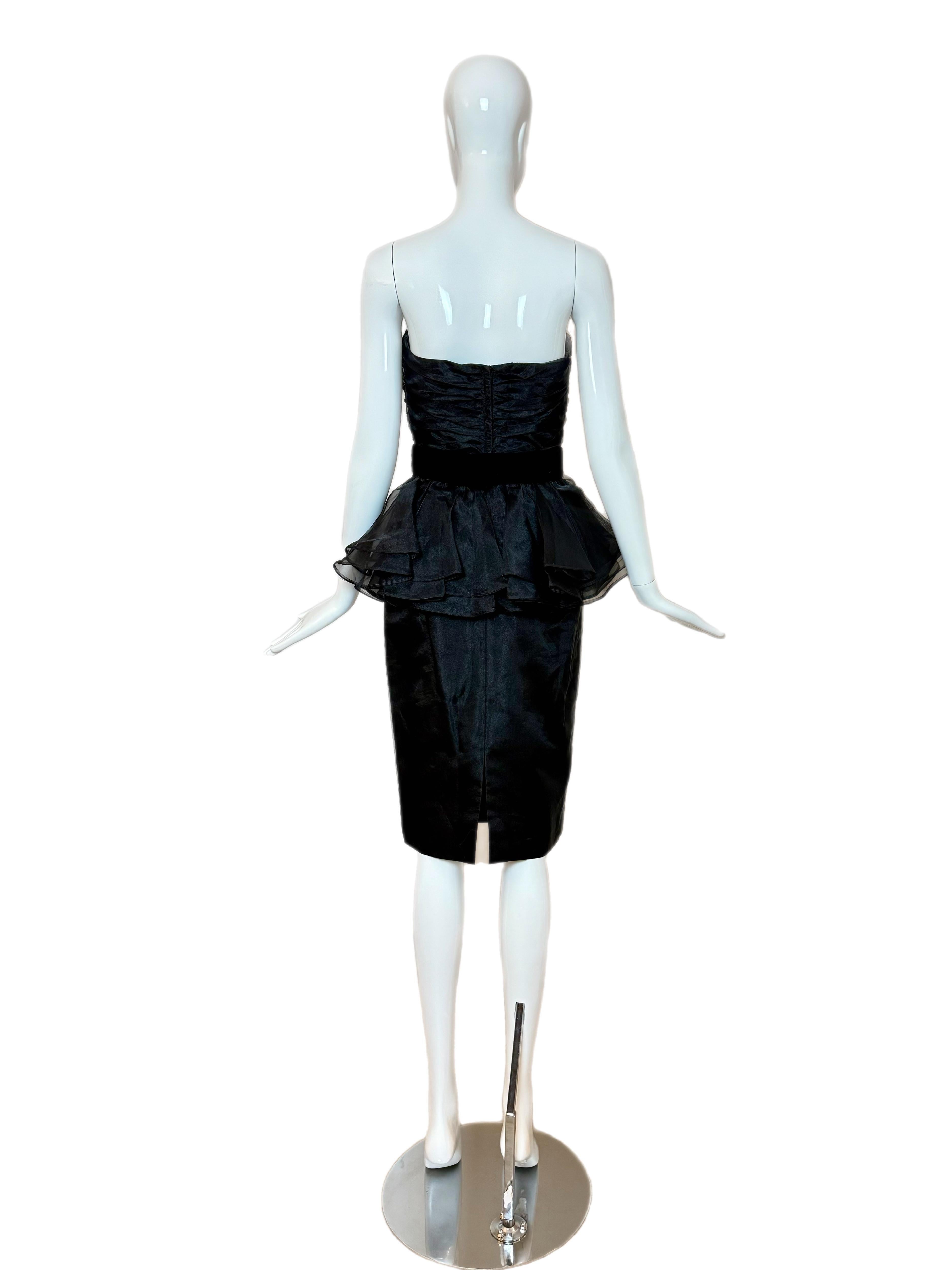 Nero Victor Costa 1986 Campione d'epoca LBD Peplum Bow Ruched in vendita