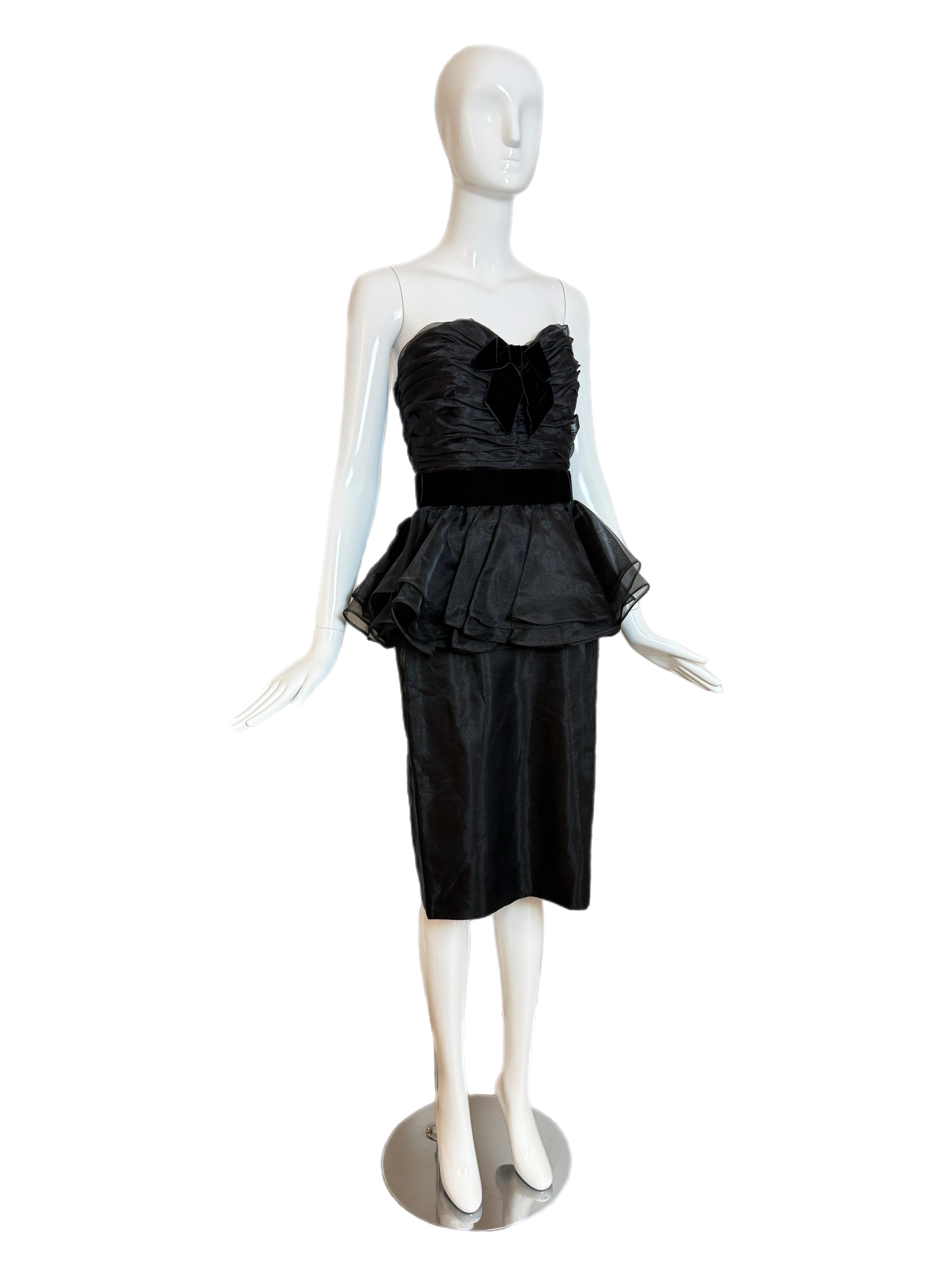 Victor Costa 1986 Campione d'epoca LBD Peplum Bow Ruched in vendita 1
