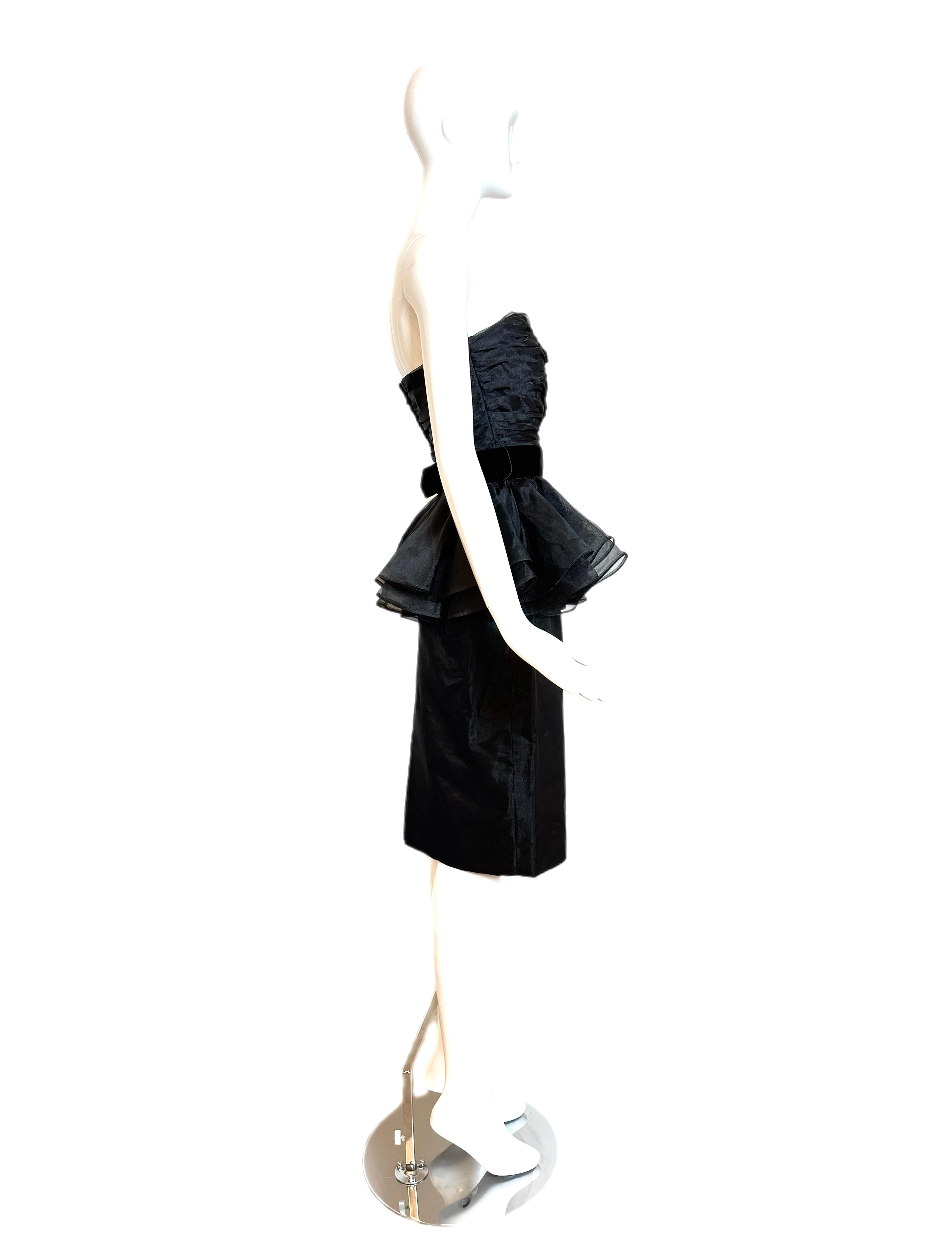 Victor Costa 1986 Campione d'epoca LBD Peplum Bow Ruched in vendita 2