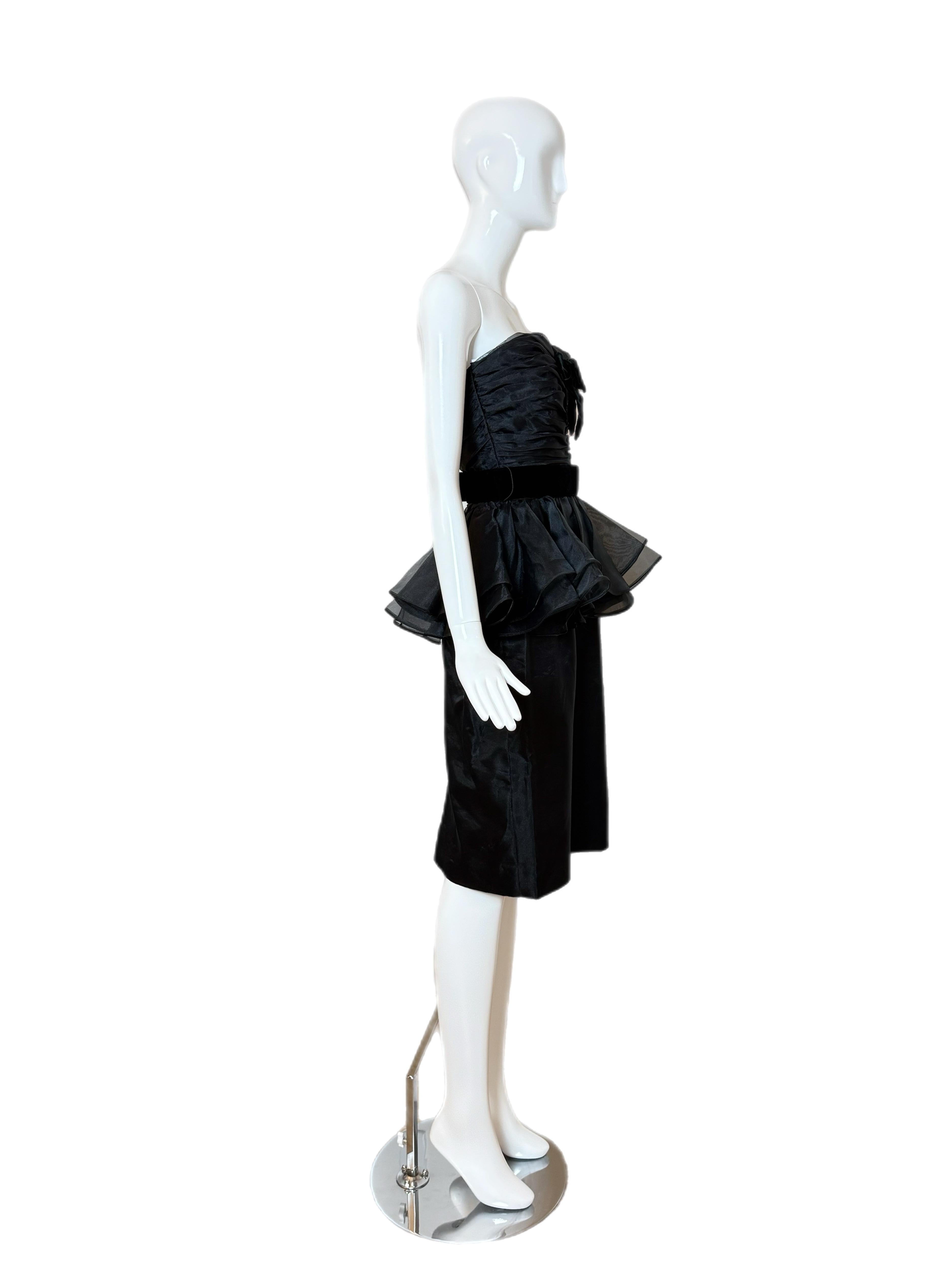 Victor Costa 1986 Campione d'epoca LBD Peplum Bow Ruched in vendita 4