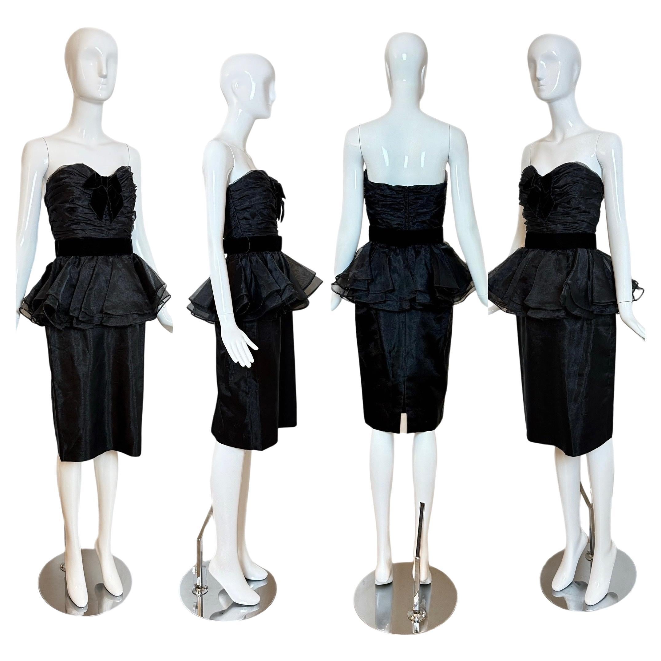 Victor Costa 1986 Campione d
epoca LBD Peplum Bow Ruched in vendita