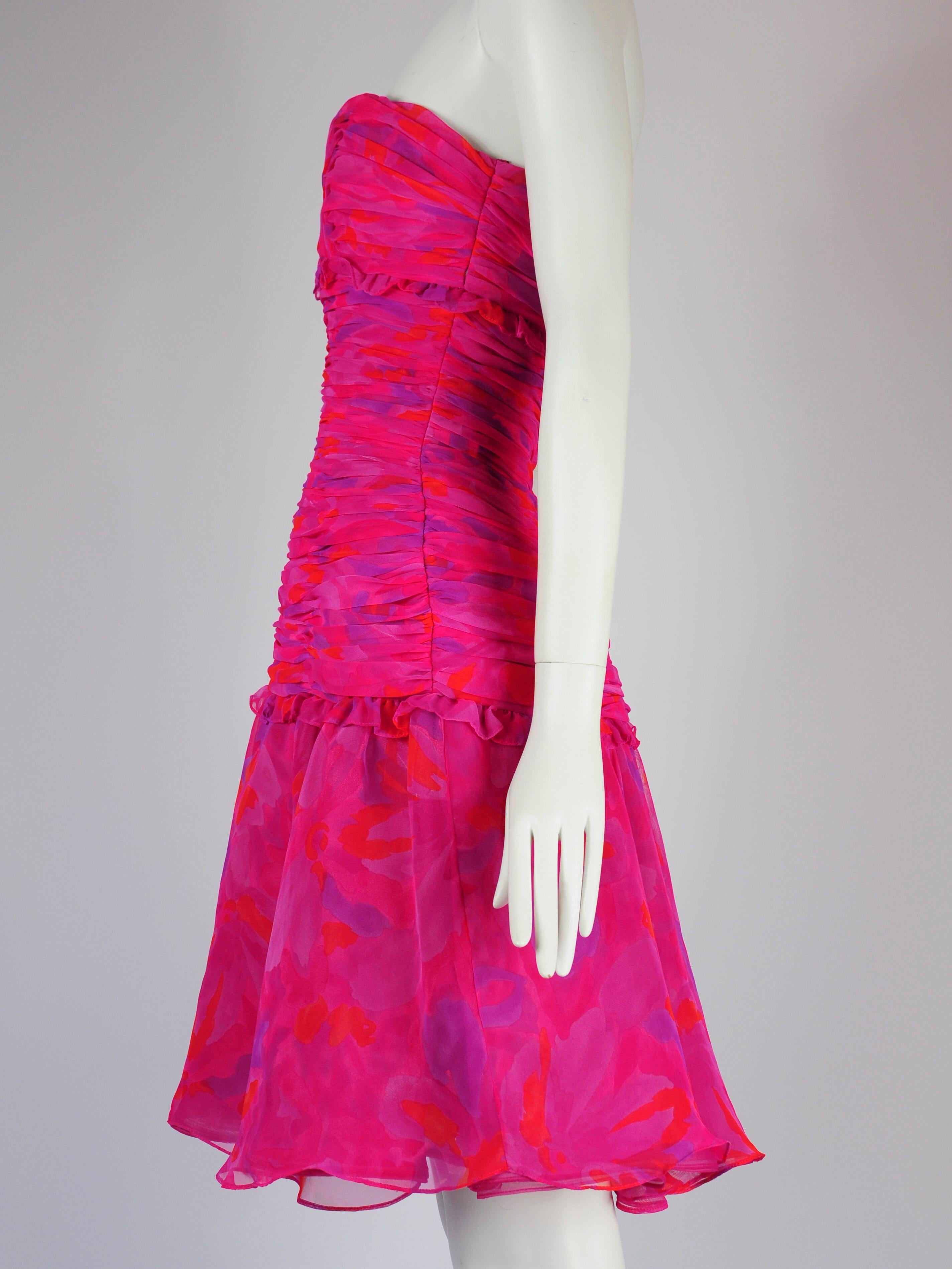 Victor Costa für Saks Fifth Avenue Cocktailkleid in fuchsia-pink mit abstraktem Aquarelldruck. Dieses Kleid von Victor Costa hat ein gerüschtes Mieder, eine überschnittene Taille und einen mehrlagigen Rock. Würde perfekt als Hochzeitskleid für Gäste