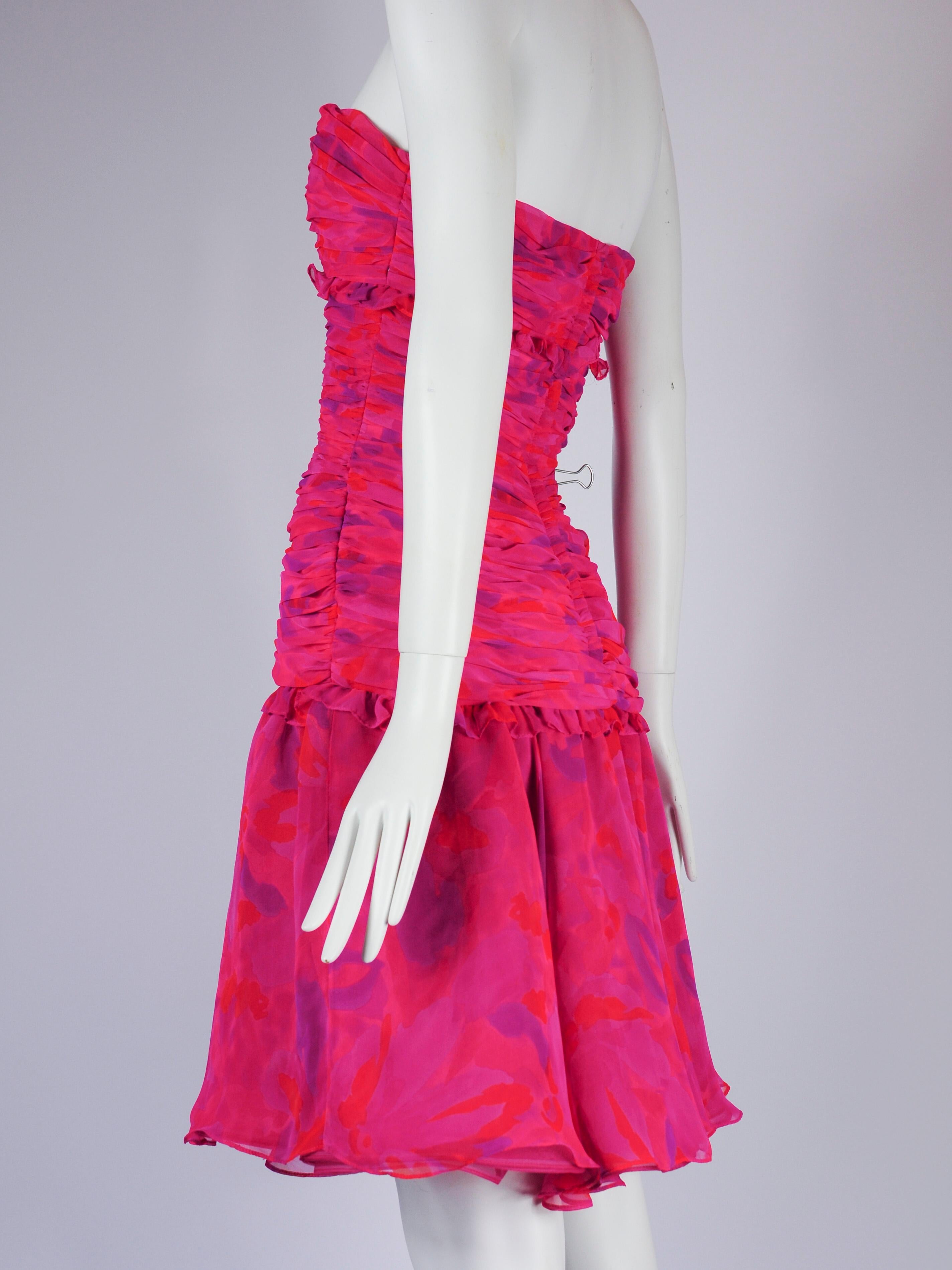 Victor Costa for Saks Fifth Avenue Strapless Cocktail Dress Abstract Print 1980s In Good Condition For Sale In AMSTERDAM, NL