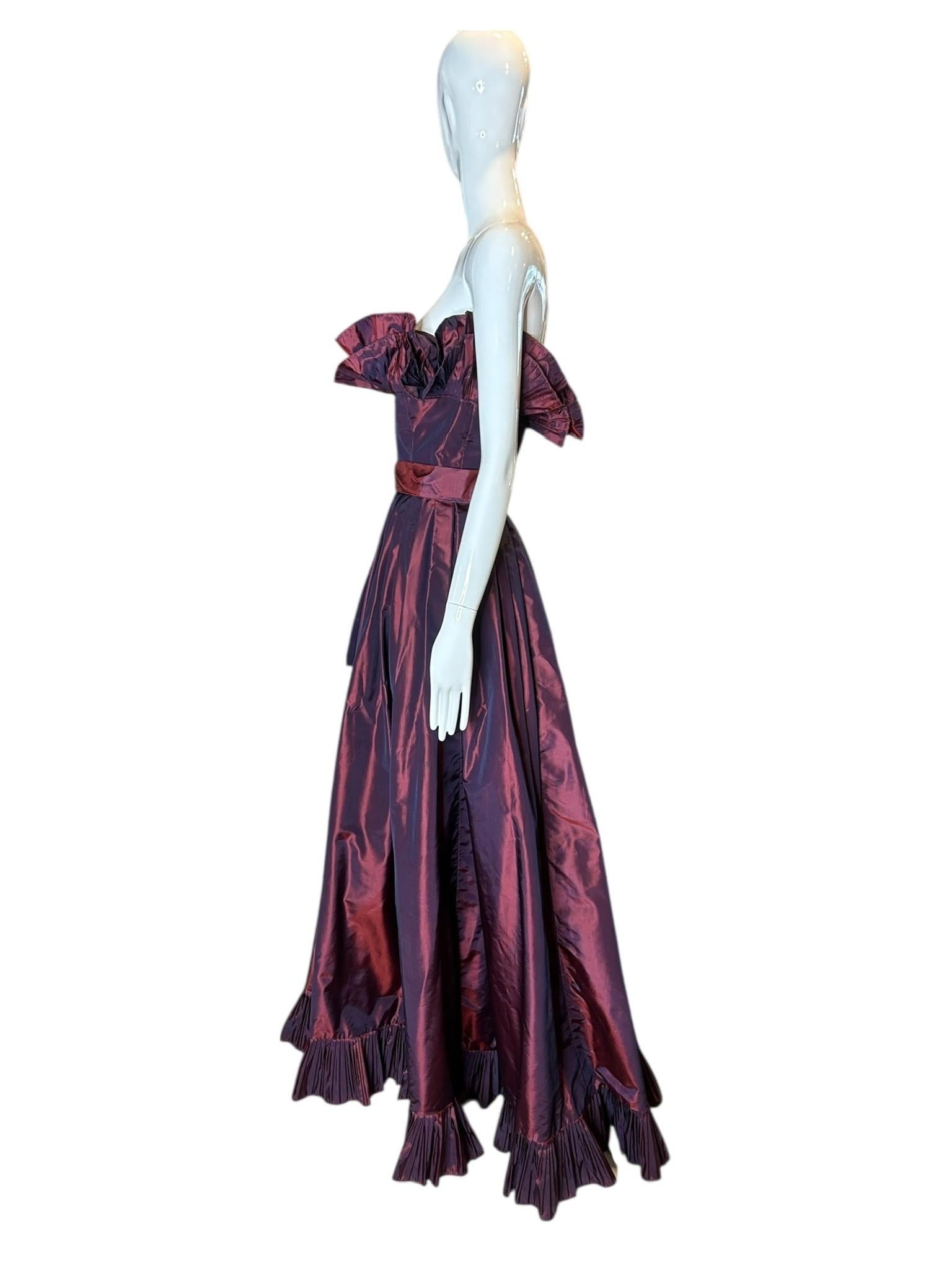 Noir Victor Costa Robe de soirée à bretelles origami plissées violet irisé en vente