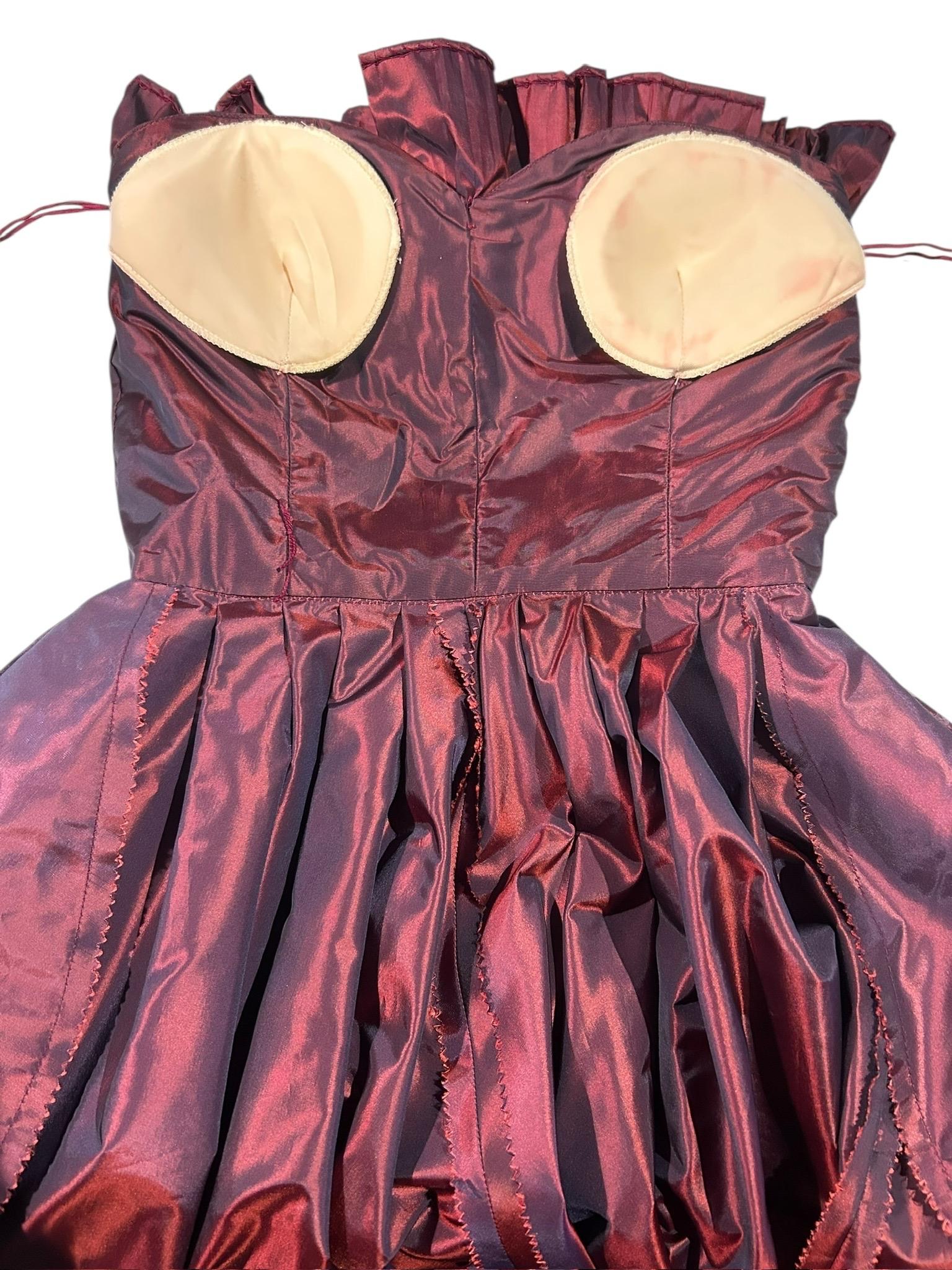 Victor Costa Robe de soirée à bretelles origami plissées violet irisé en vente 2