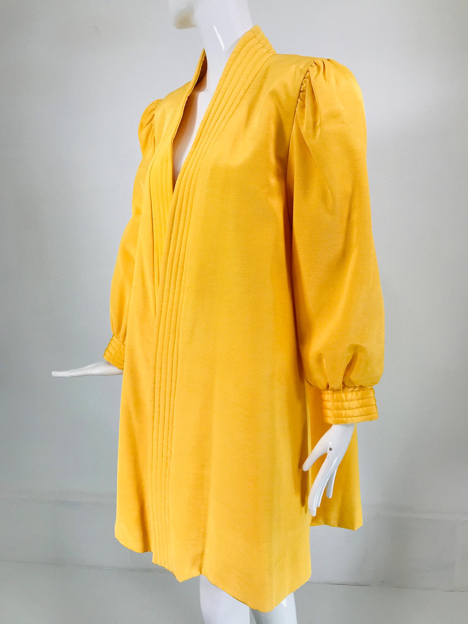 Victor Costa Abrigo de Fayal Amarillo Mostaza Revestimientos y Puños Acolchados Años 80 en Bueno estado para la venta en West Palm Beach, FL