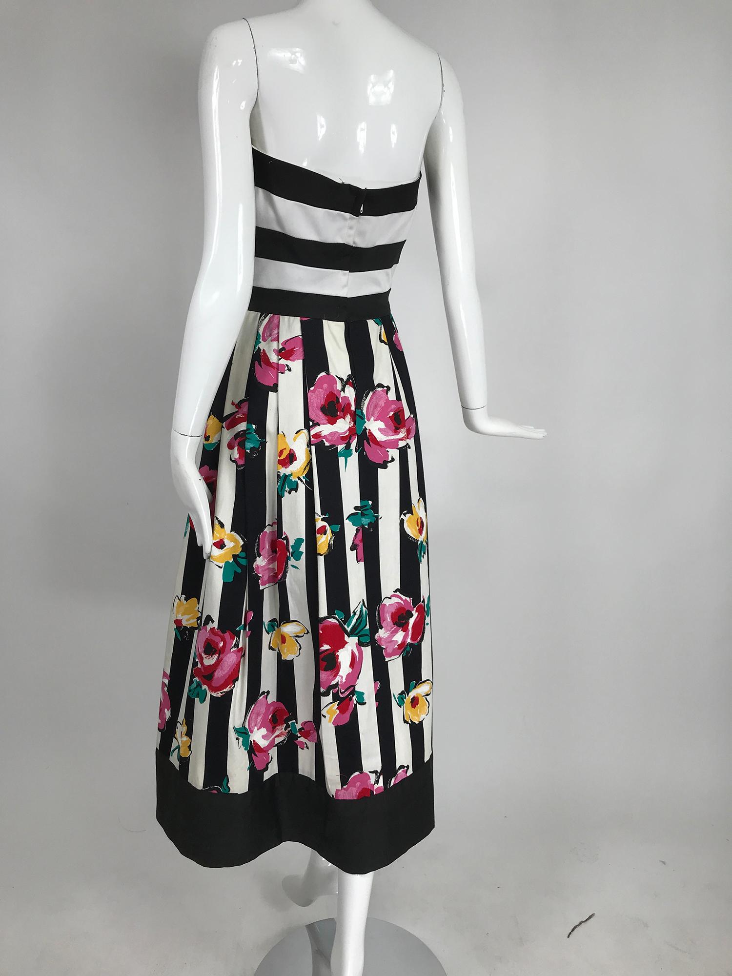 Trägerloses Schwarz-weiß gestreiftes, geblümtes Kleid von Victor Costa mit Streifen Damen im Angebot
