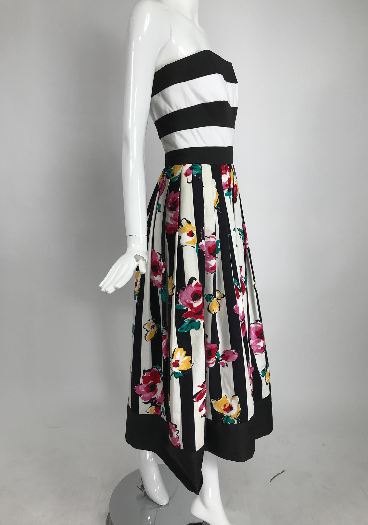 Trägerloses Schwarz-weiß gestreiftes, geblümtes Kleid von Victor Costa mit Streifen im Angebot 3