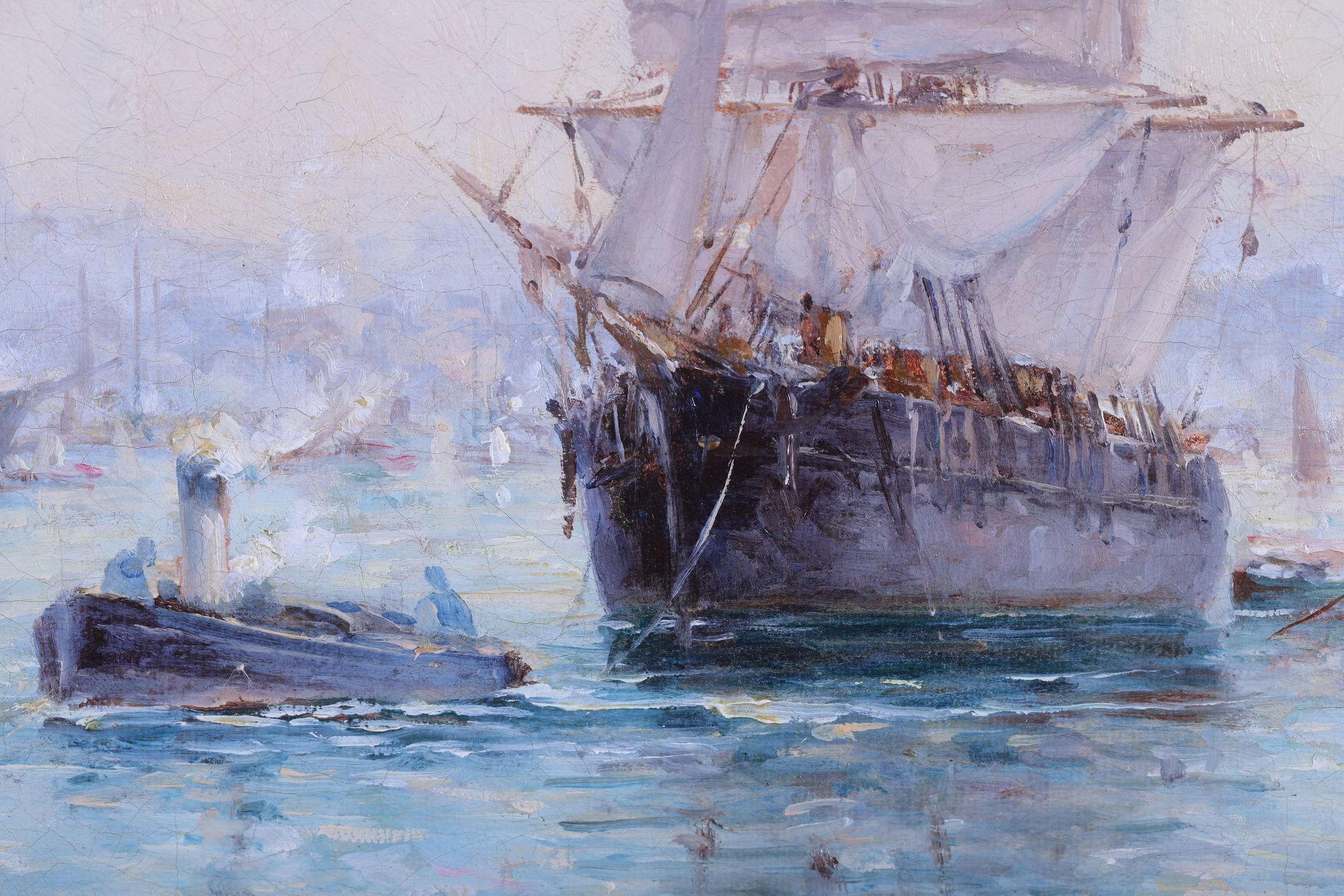 Ein Segelboot kehrt in den Hafen zurück