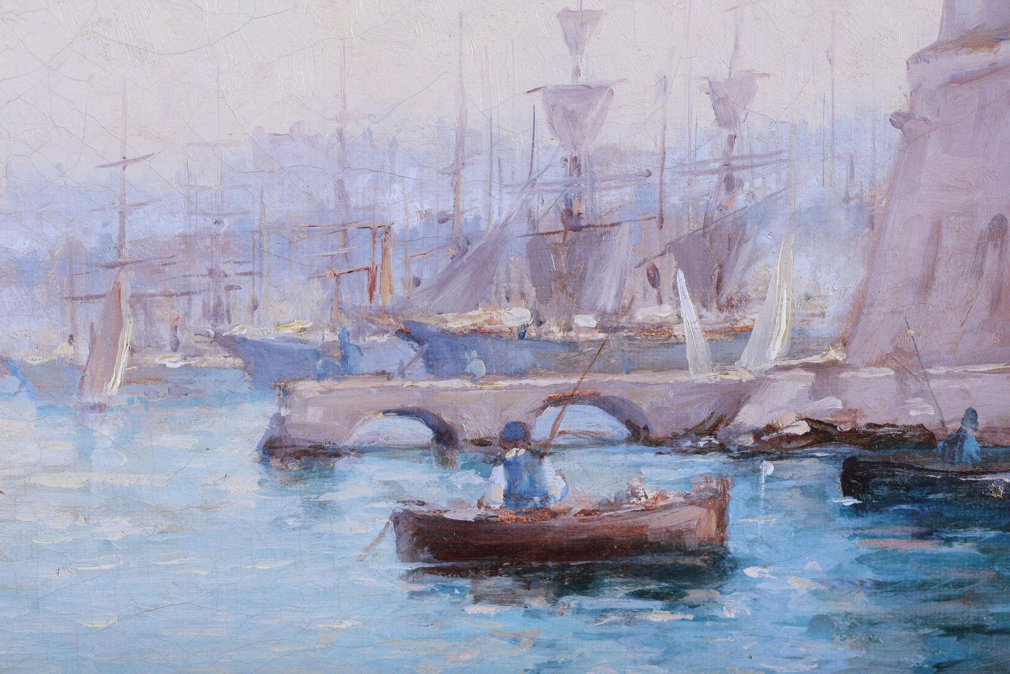 Ein Segelboot kehrt in den Hafen zurück