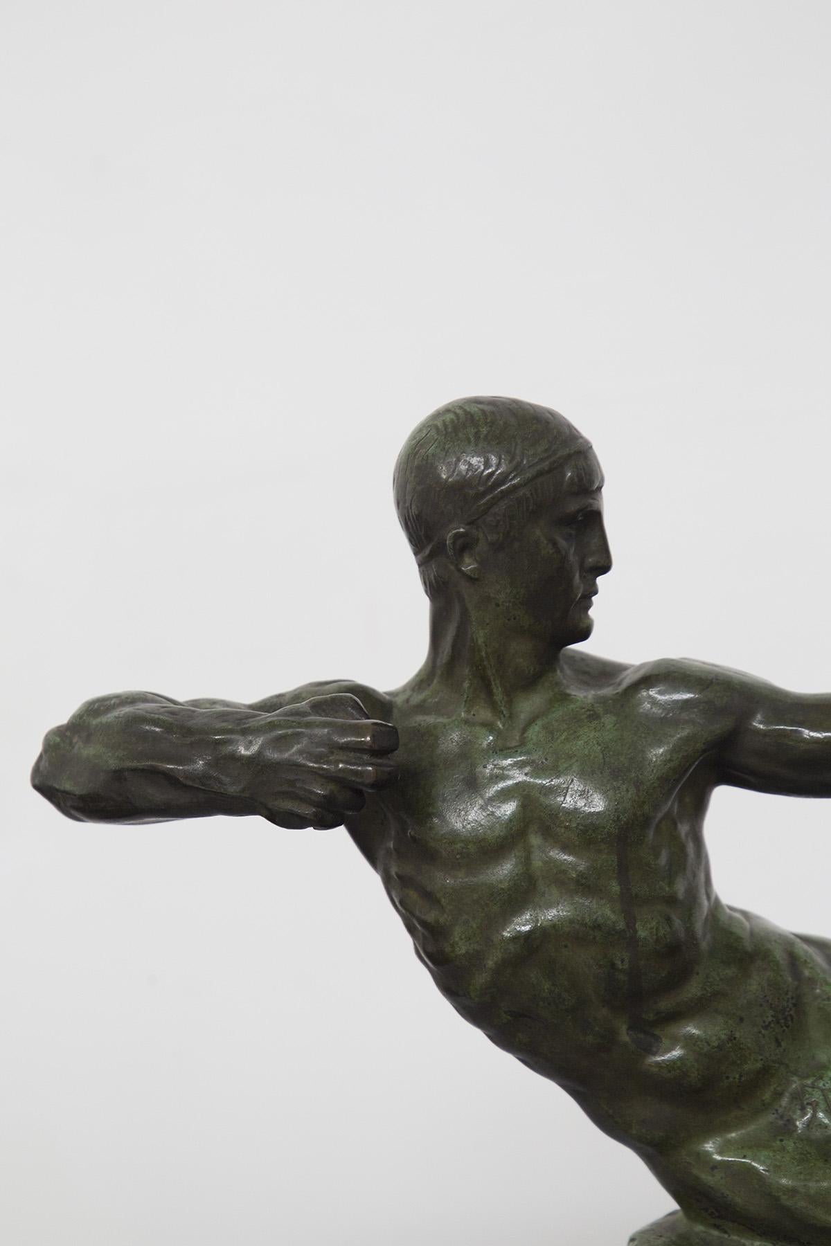 Schöne Art-Déco-Bronzeskulptur des berühmten französischen Künstlers Victor Demanet aus dem Jahr 1925, die einen nackten männlichen Bogenschützen darstellt. Hochwertige Bronze mit schöner grünlicher Bronzepatina. SIGNIERT UND GEBRANDMARKT.
Der