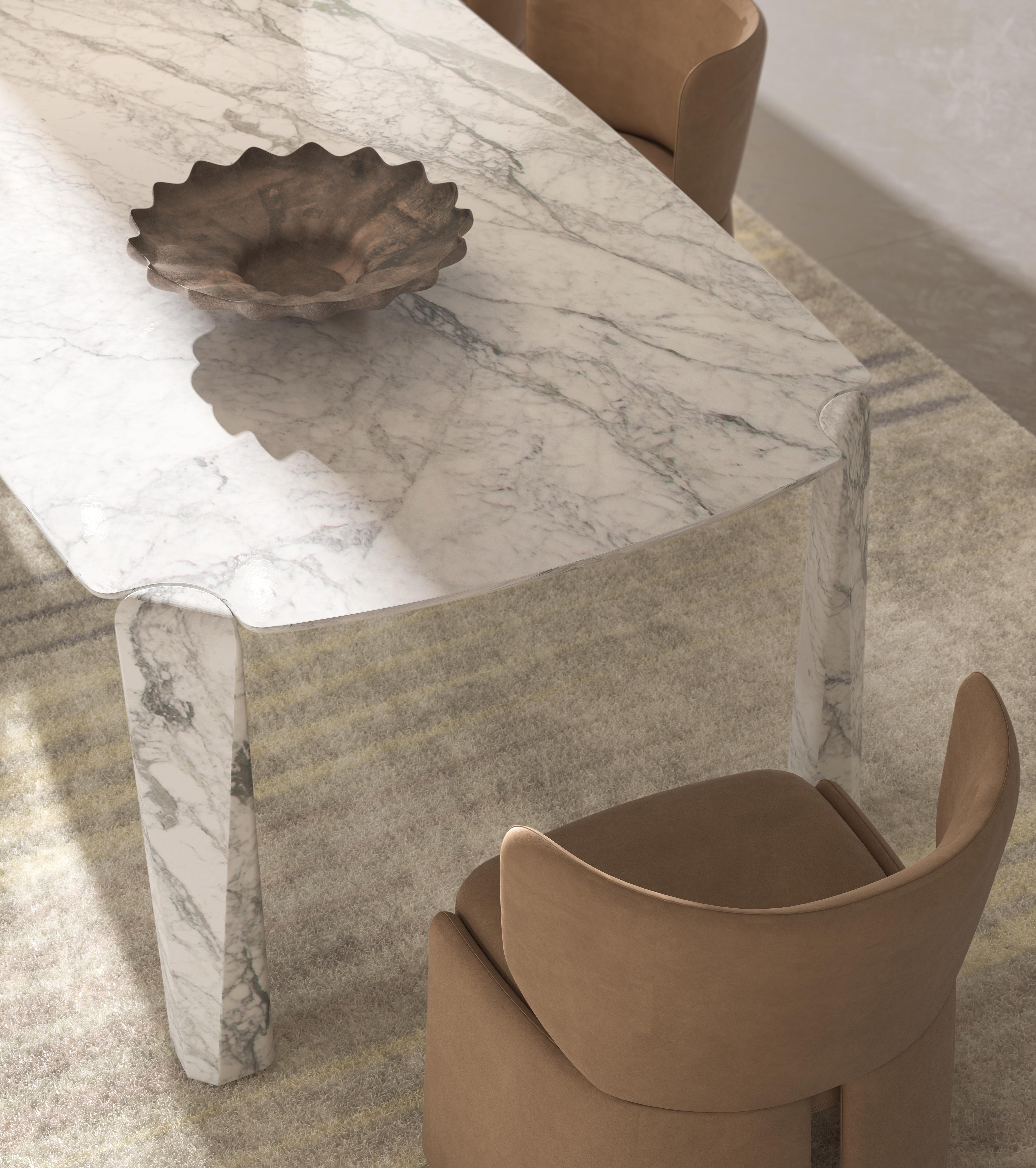 Une table de salle à manger entièrement en marbre respire l'élégance et la sophistication. Il présente une surface lisse et polie qui met en valeur les veines naturelles et les motifs uniques de la pierre. Le plateau de la table est épais et